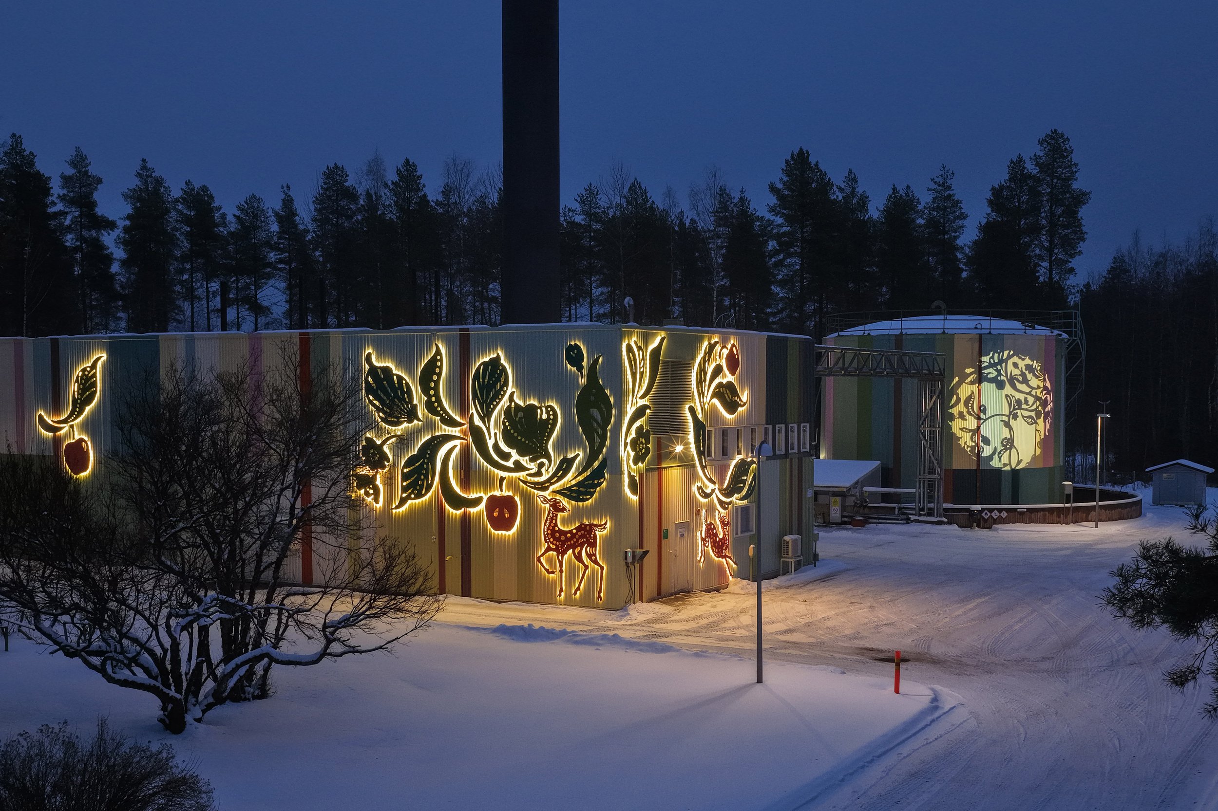 Hyvinkään Suokadun lämpölaitoksella on valotaidetta.