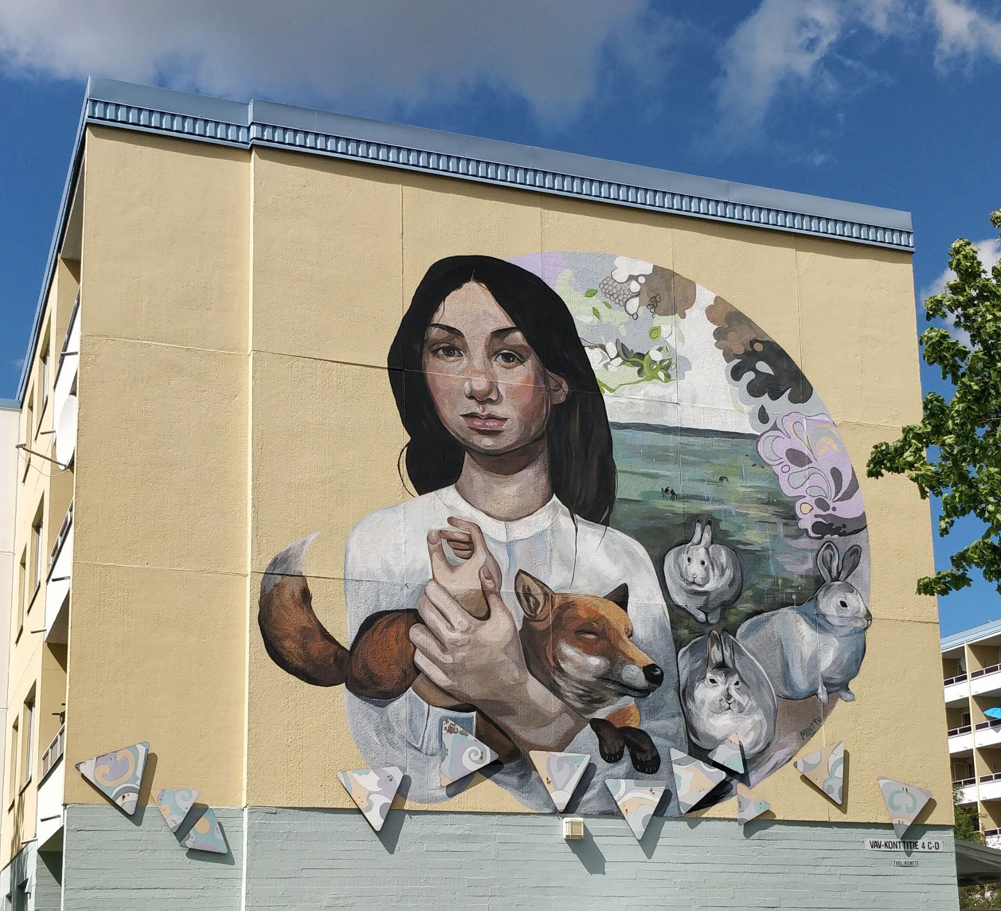 Minttu Pyykkösen muraalimaalaus Vantaan Koivukylässä osana Street Art Vantaan hanketta.