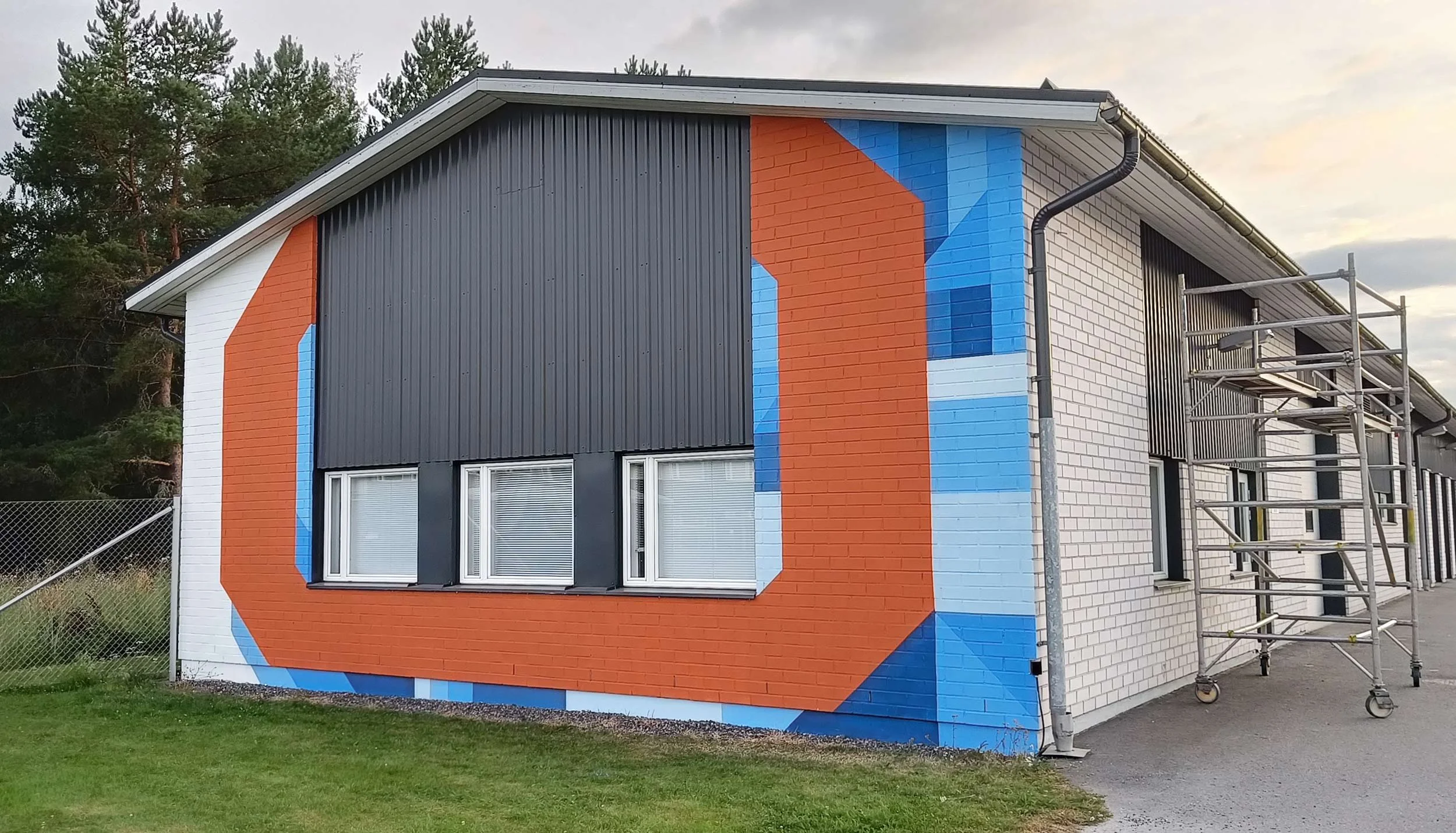 Ensimmäinen Loimaan seinämaalauksista esittää O-kirjainta.