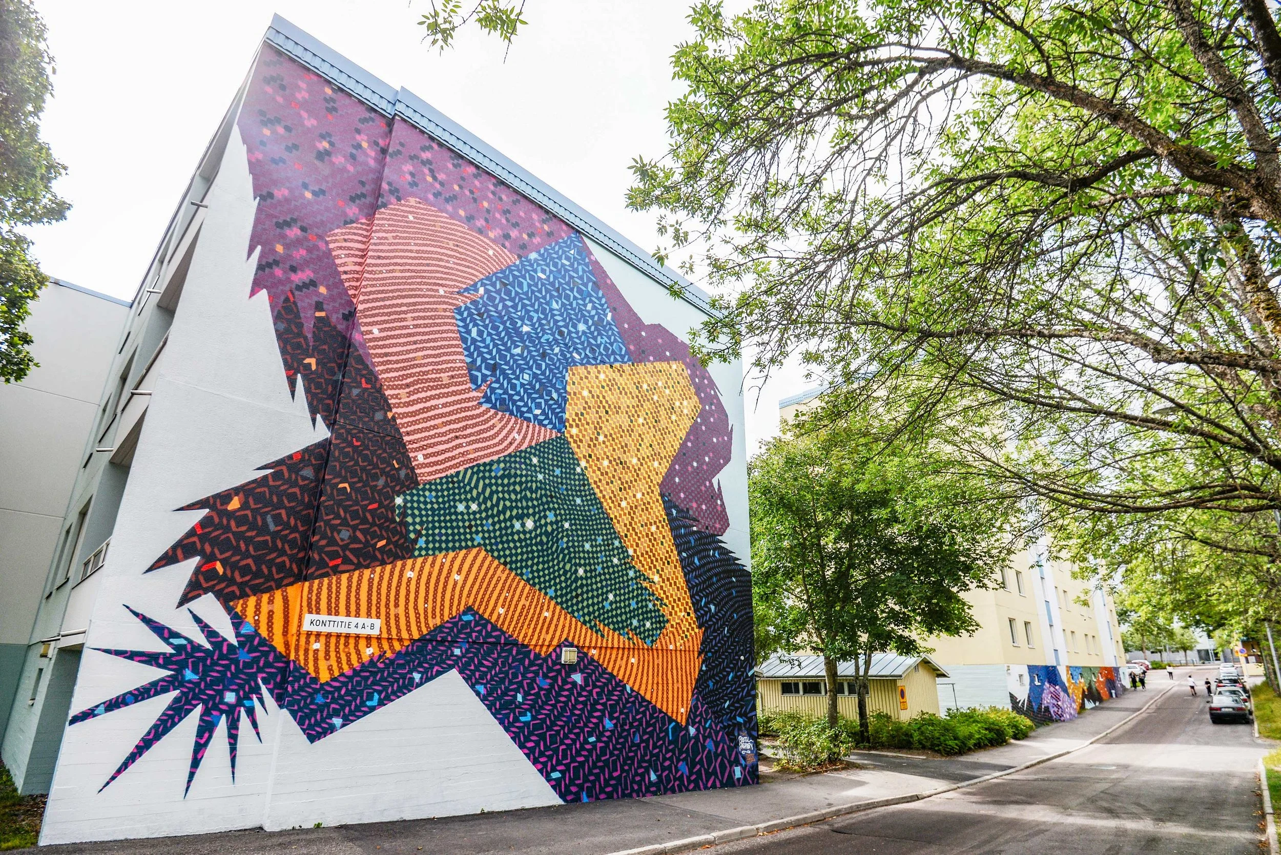 Muraali Konttitiellä, taiteilija Peetu Pasanen, Street Art Vantaan hanke Havukosken koulua vastapäisessä osoitteessa.
