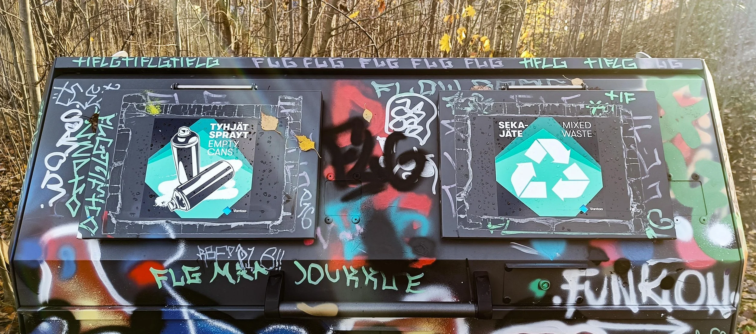 Graffitiseinän jätehuoltoa Vantaalla.