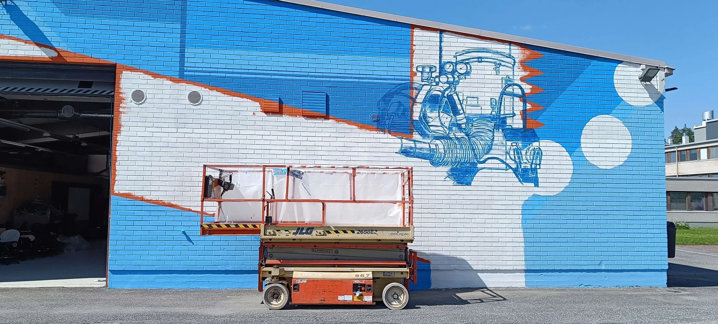 Making of -kuva muraalista Loimaalla ja JLG:n saksilavanostimesta.