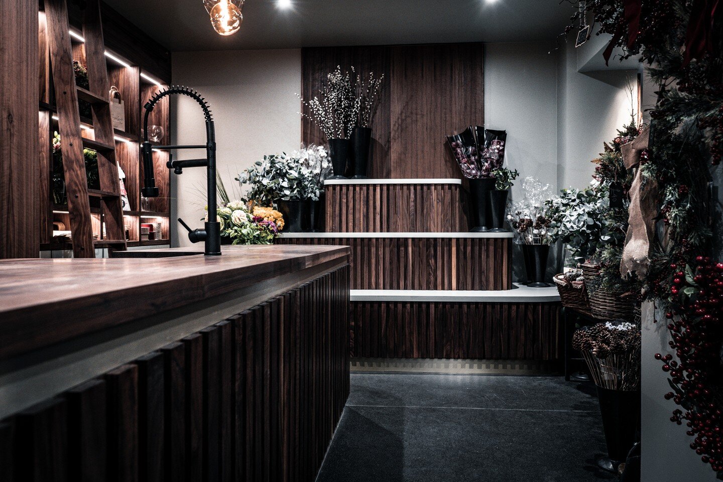 Victoria Gault Florists, Queens Arcade, Belfast.

@victoriagaultflorist is an Interflora florist with the freshest flowers and reliable local flower delivery based in #belfast 

Featuring a curved walnut counter with a matt black sink and matching fa