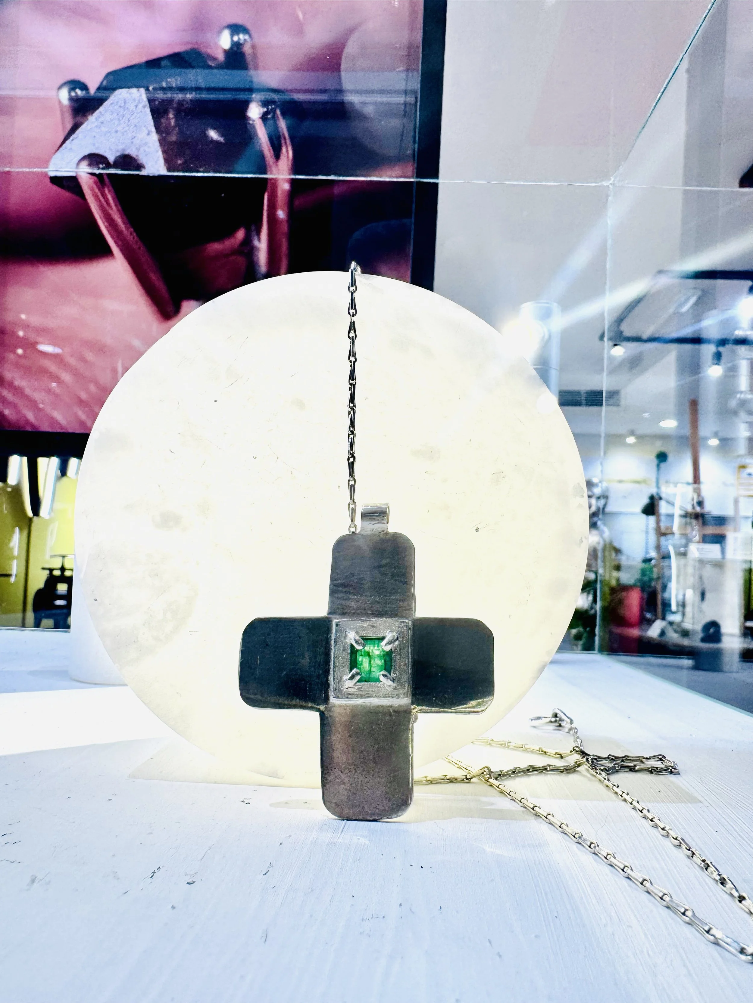 Colgante Cruz de Plata con Esmeralda