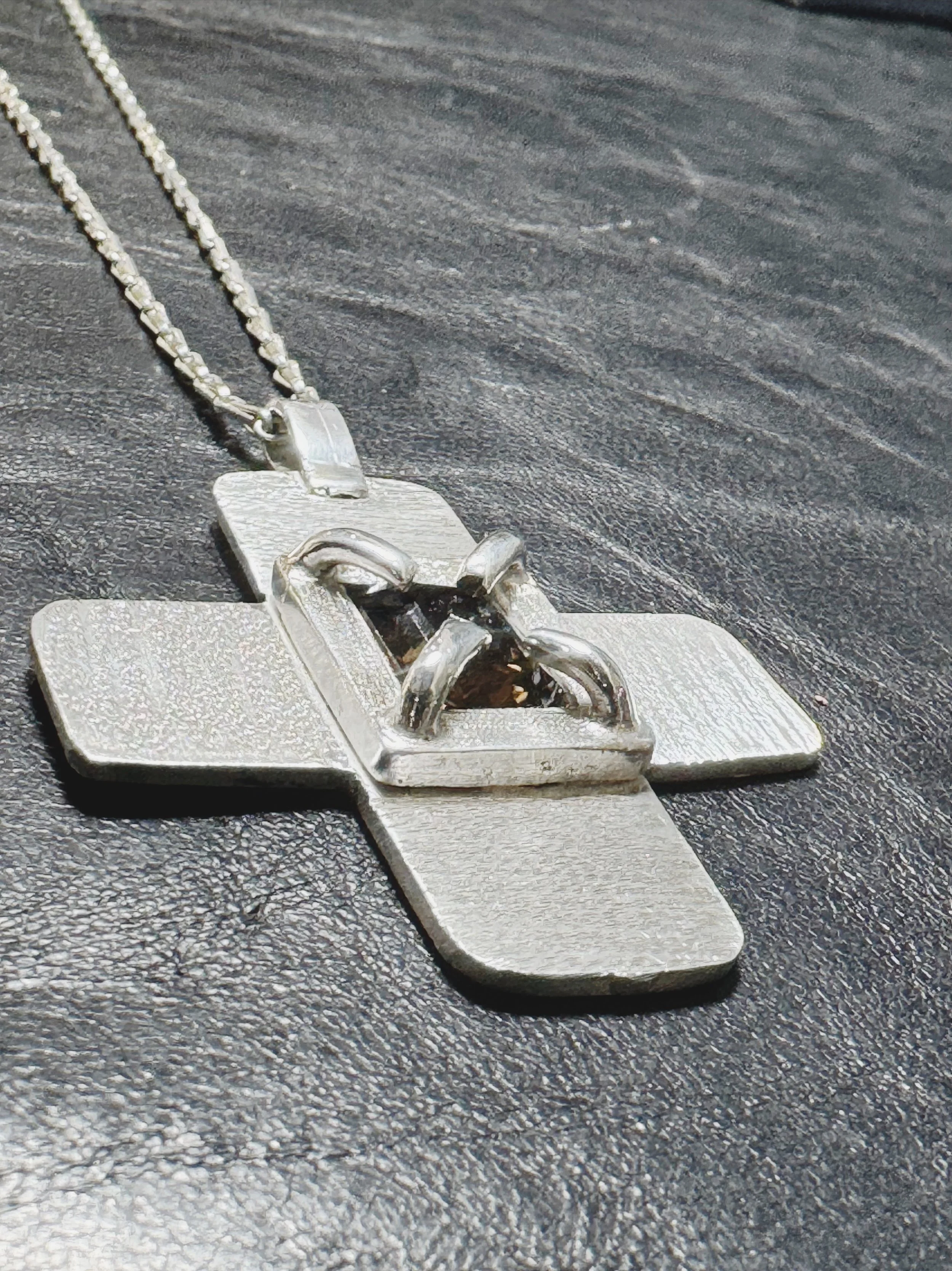 Colgante Cruz de Plata con Piedra de cuarzo ahumado