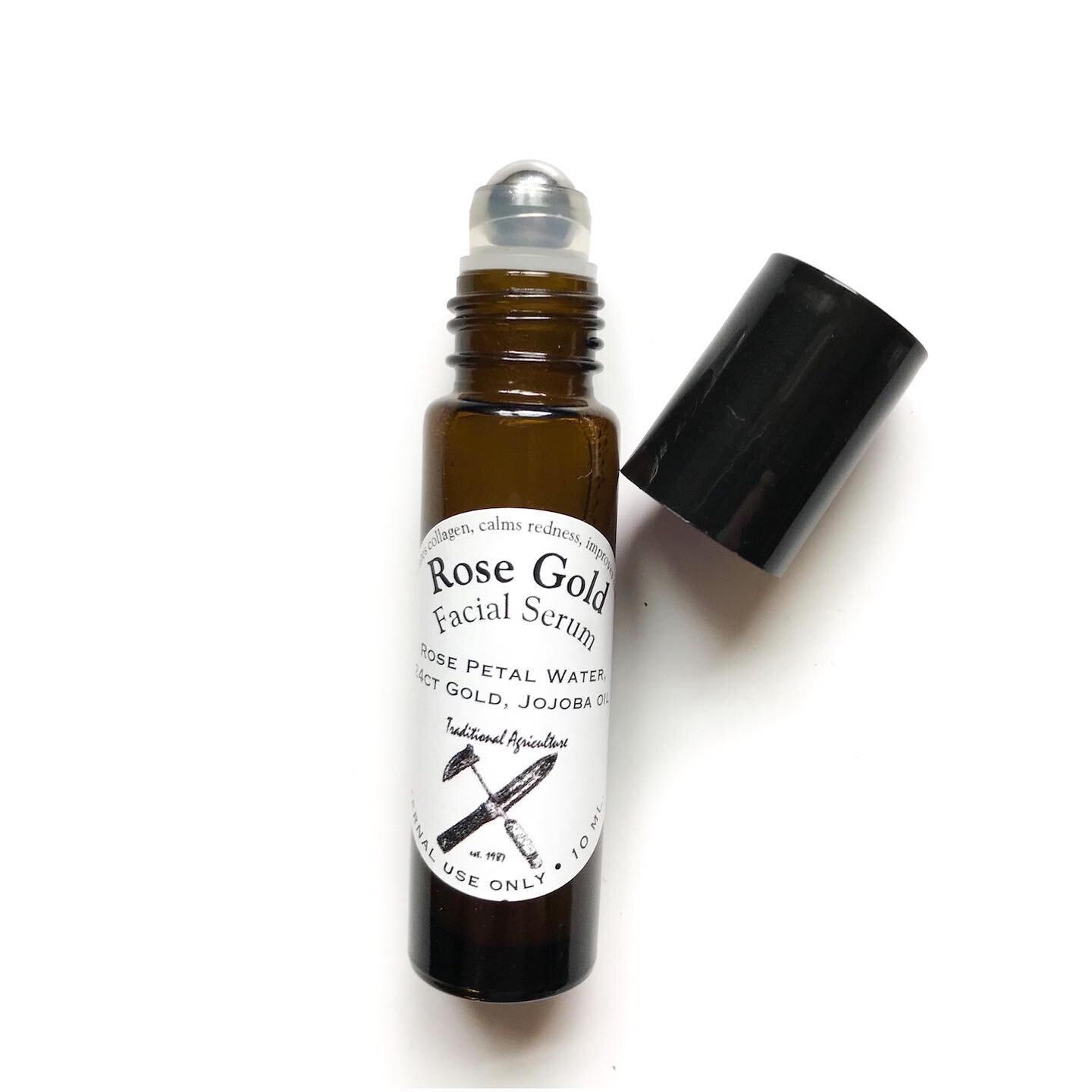 This S I M P L E combination of ingredients 
🍃 Jojoba Oil for moisturizing on a deeper level &amp; boosting collagen,
🌸Rose Petal water for its cleansing properties &amp; ability to soften and smooth the skin, 
and 
🌾24ct Gold flakes fo reducing r