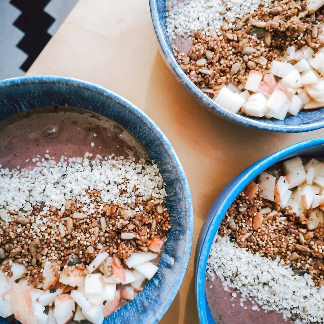 A U T O C U I D A D O 
Come&ccedil;ar o dia cuidando de mim &eacute; uma bela forma de colocar inten&ccedil;&atilde;o no meu dia 🧡
. 
🥒🍎🍌Super bowl de frutas e vegetais congelados com granola @thefoodforreal, c&acirc;nhamo e ma&ccedil;&atilde;
. 