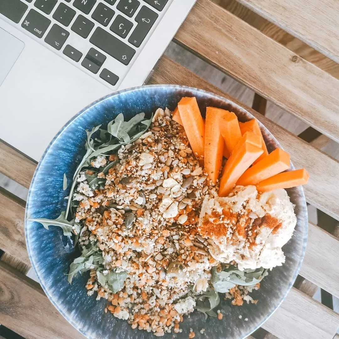:P R E S E N &Ccedil; A 
Almocinho tardio, mas super refrescante e na minha companhia 🧡
.
Anota ai! Salada de quinoa, lentilha coral, gengibre, tofu, hummus, cenoura e molho de miso. E claro, a granola salgada do @thefoodforreal que n&atilde;o pode 