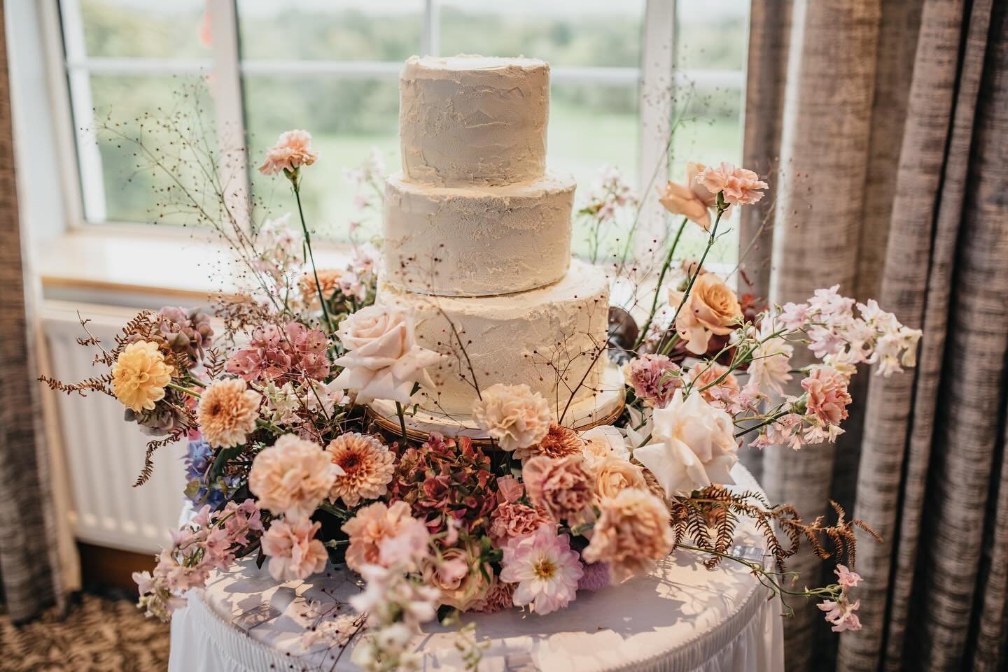 Cake of dreams..well my dreams! ✨
Still obsessed with my wedding cake lovingly made by my talented Aunt surrounded by flowers - what more could you want! 

📸: @agnieszka_marsh_photography