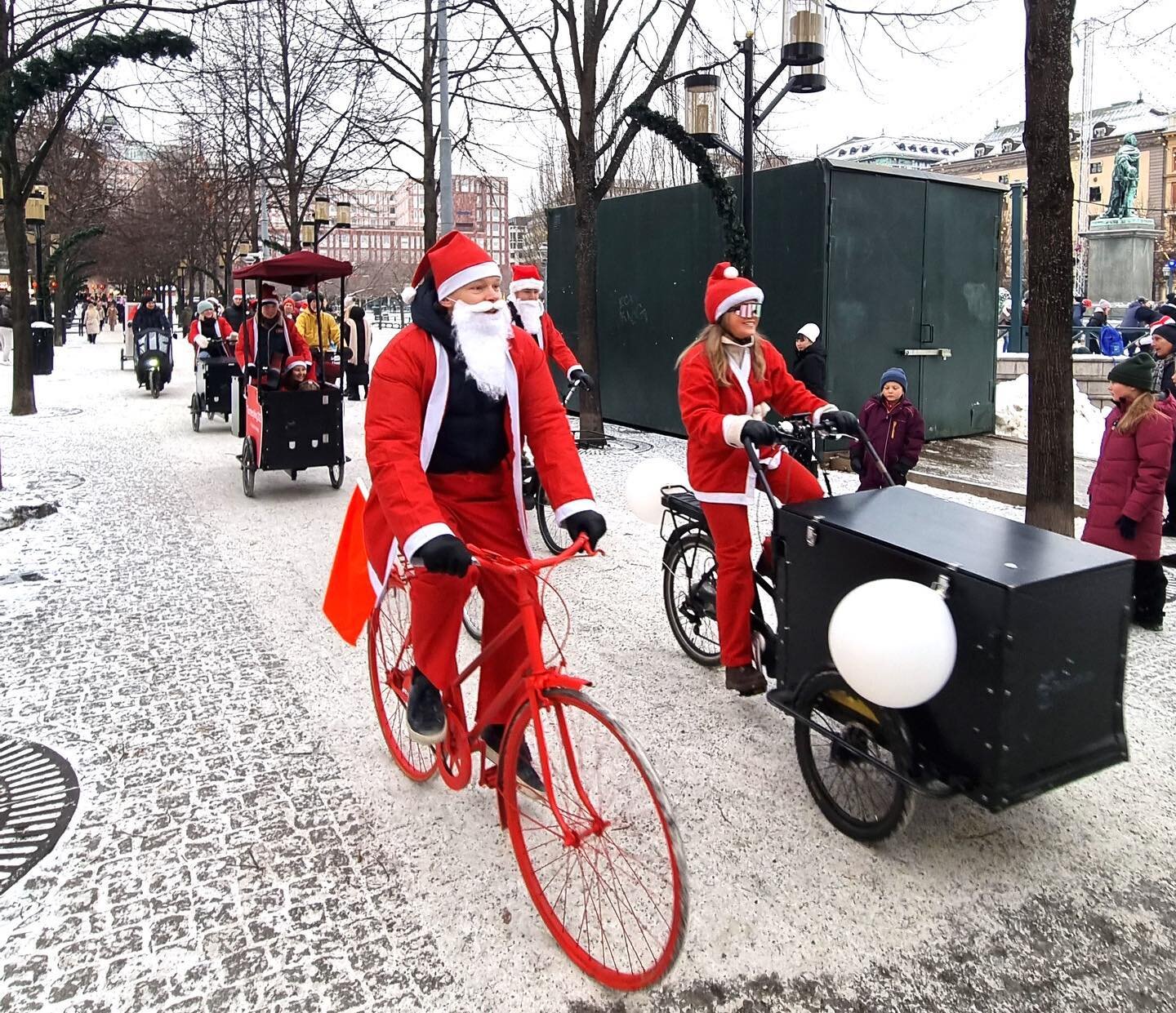 Tomteparaden tog sig genom Kungstr&auml;dg&aring;rden 🎉🚲❄️🤶🎅

#tomtecykling #tomtekarneval #tomteparad #julevent #kungstr&auml;dg&aring;rden