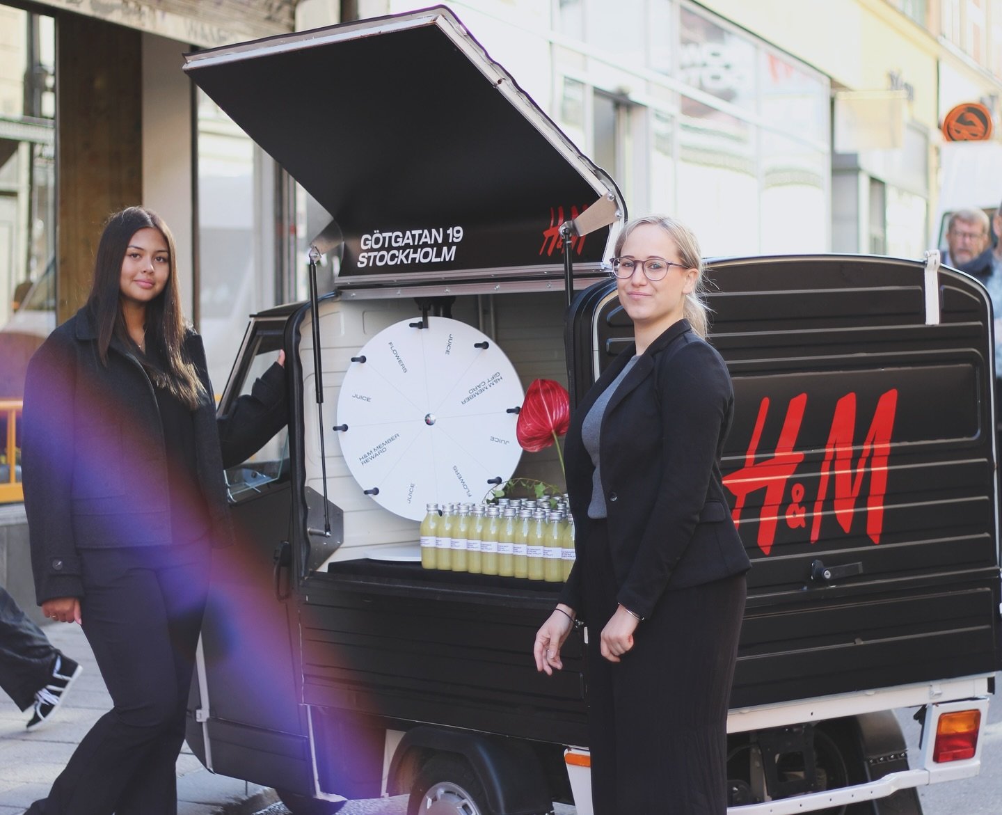 12 september &ndash; @hm &rsquo;s stora dag!

Vi &auml;r stolta &ouml;ver att ha varit med och f&aring;tt fira H&amp;M&rsquo;s stora satsning med ny&ouml;ppningen av tre butiker, inklusive Sveriges f&ouml;rsta @hmbeauty 🌺👏🏼
