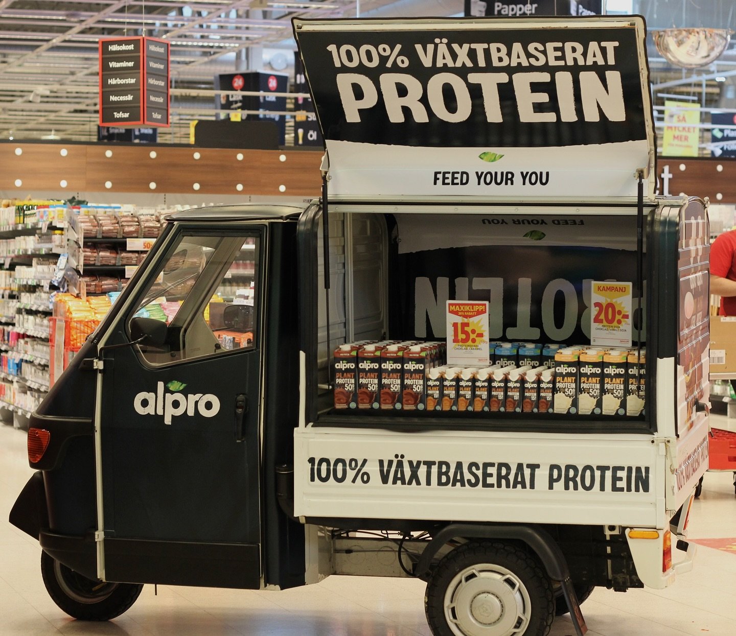V&auml;xtbaserad styrka on the road! 🌱

Med en ny kampanj f&ouml;r @alpro &auml;r vi fr&aring;n och med nu ute i butiker runt om i Sverige och bjuder p&aring; Alpro Plant Protein! Proteinrika produkter som kvarg och shakes, helt baserade p&aring; so