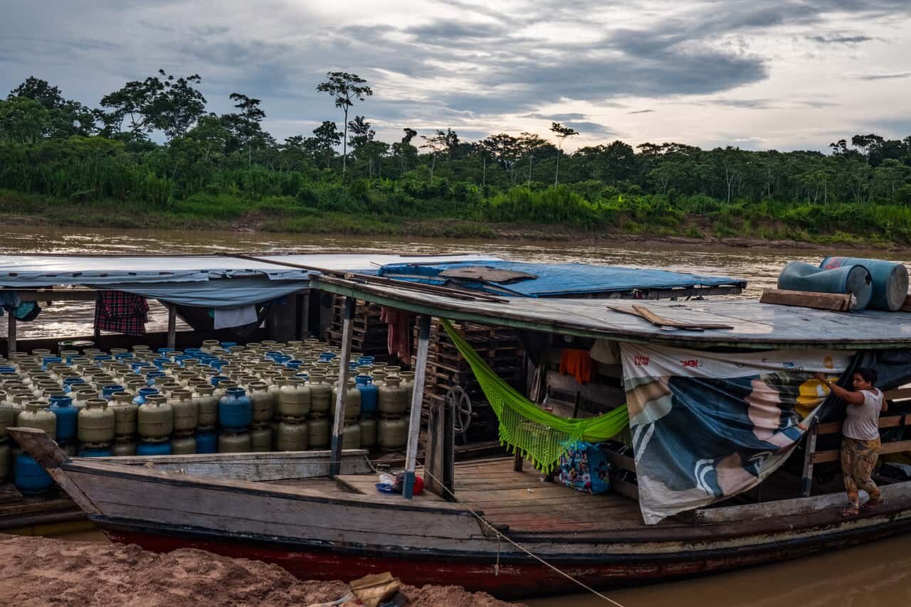   Propane tanks being shipped from Santa Rosa to Puerto Esperanza, Peru. Shipments like these are illegal due to the absence of Brazilian and Peruvian customs officers needed to inspect goods and transport permits. This is a major obstacle to the via