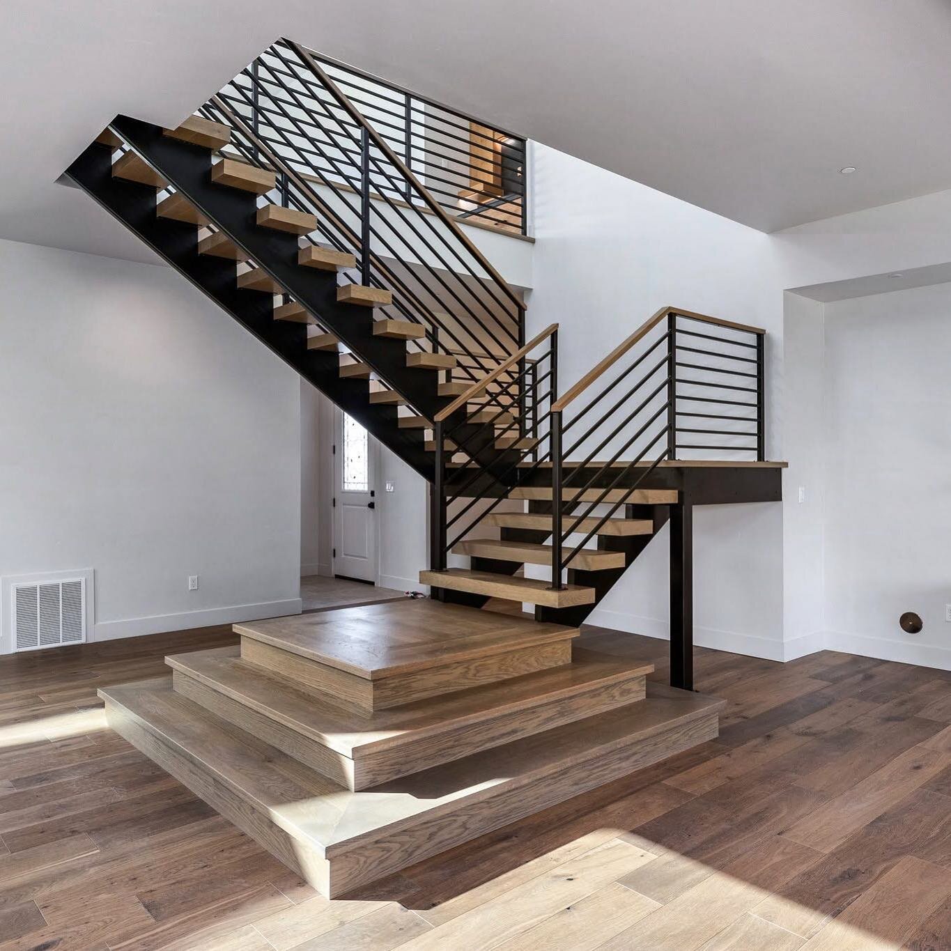 Proud of this one! Floating stairs with our signature box tread and the metal railing makes this home truly unique! Happy to flex some creative muscle on this one! What do you think? 

📸 cred: @mccartermoorhouse