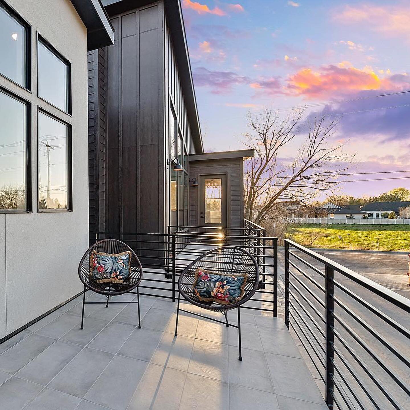 Who enjoys a little outside porch time when the sun is setting? Can&rsquo;t wait to be outside more! HUGE shoutout to @cookbrosusa for the opportunity to build these railings!

📸 cred: @cookbrosusa