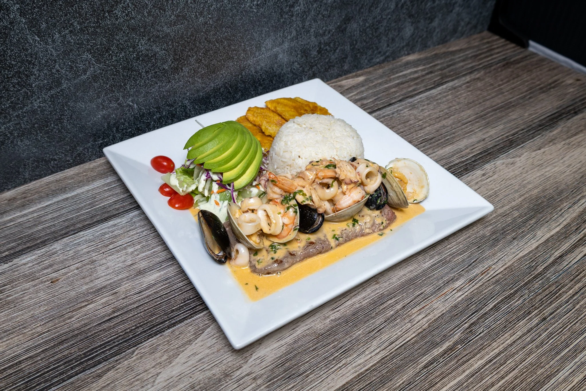 Lomo Salsa Mariscos.jpg