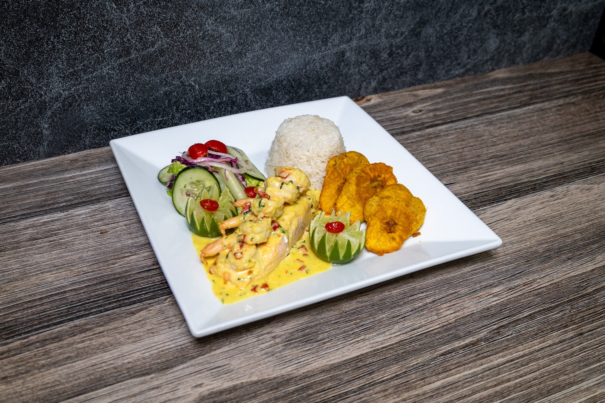 Salmon con camarones al ajillo.jpg