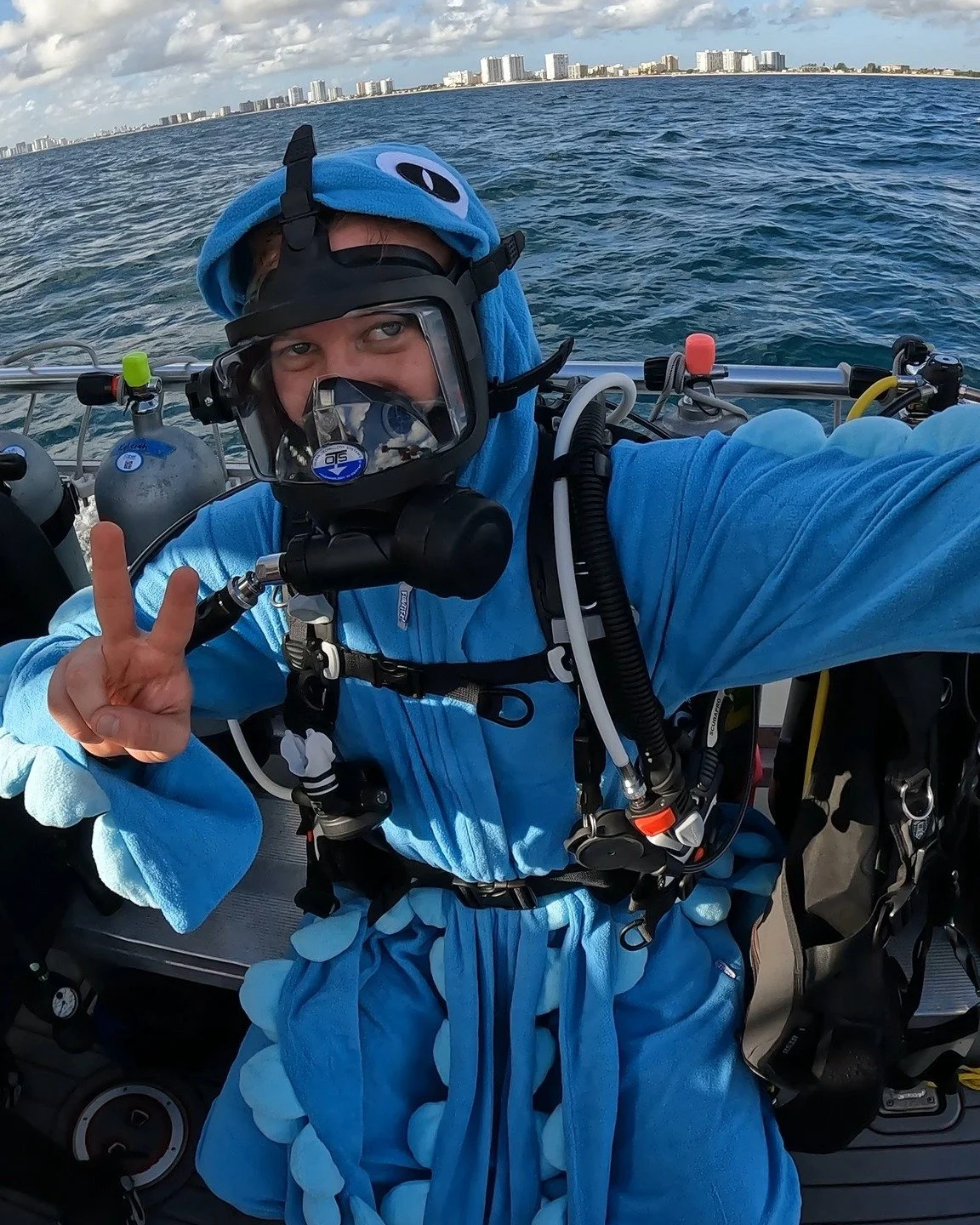 Spooky dives and iconic Halloween costumes.
Our Dive Buddies always know how to have a good time.👻🤿

Tag your spooky dive buddies
🎃 Buddy Explorer: @jake_underwater 

#DiveWithBuddy #halloweendives #halloween #miami #florida #scubadiving #ocean #b