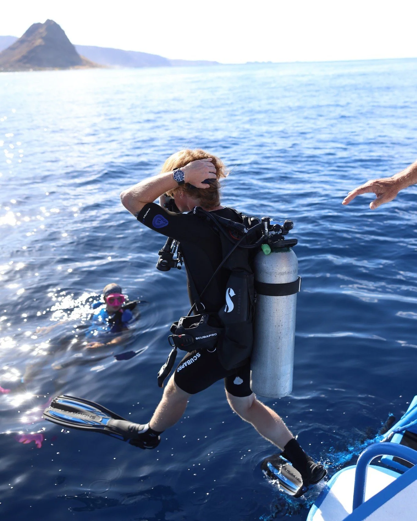 The only way we know how to jump into the weekend. 🌊🐠
Who is diving this weekend?  we'll catch you underwater or in the app liking your dives

📸 Photographer: @only_oscar_life 
🏠 Dive Shop: @diveoahu 

#divewithbuddy #scubadiving #underwateradven