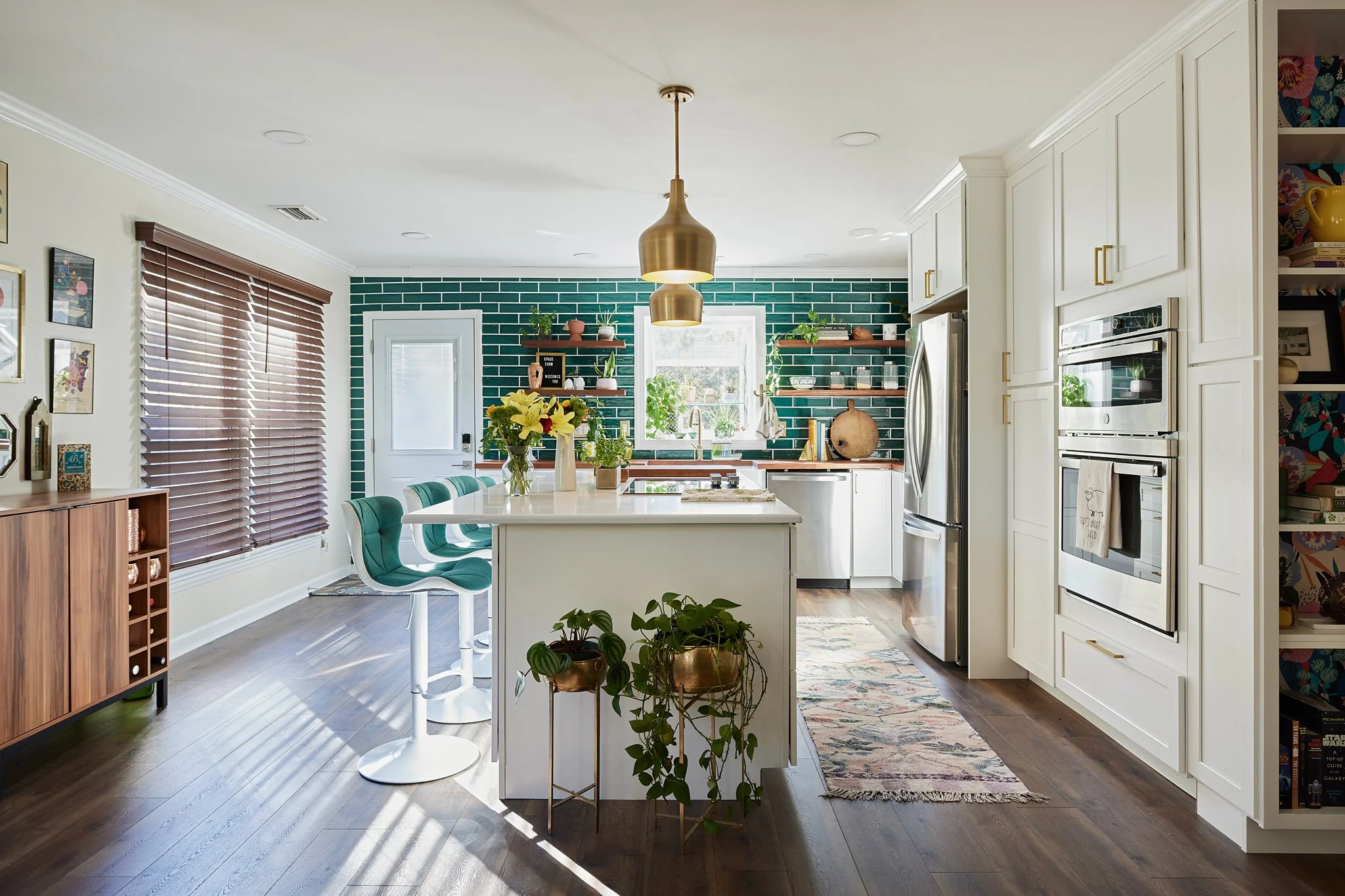 Interior photo of modern kitchen