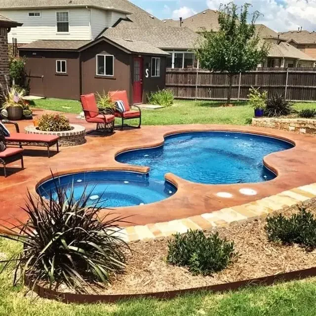 Pool and spa combination maintained on the same weekly service schedule