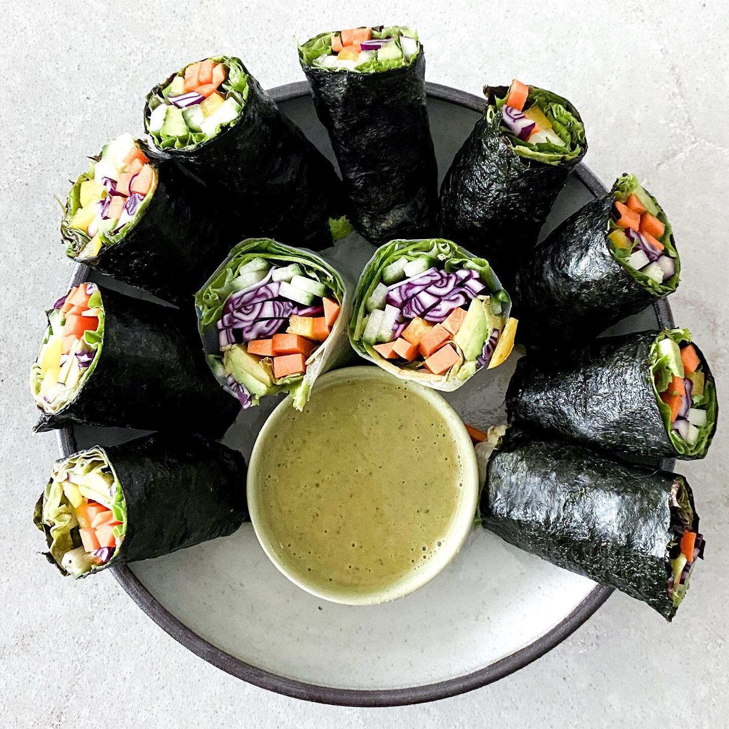 nori veggie rolls with a cilantro almond sauce 🤤

this has been one of my go-to dinners lately!
they are super simple and easy to make 
no cooking required - just blend the sauce and create your rolls 

you will need:
nori sheets
veggies of choice -