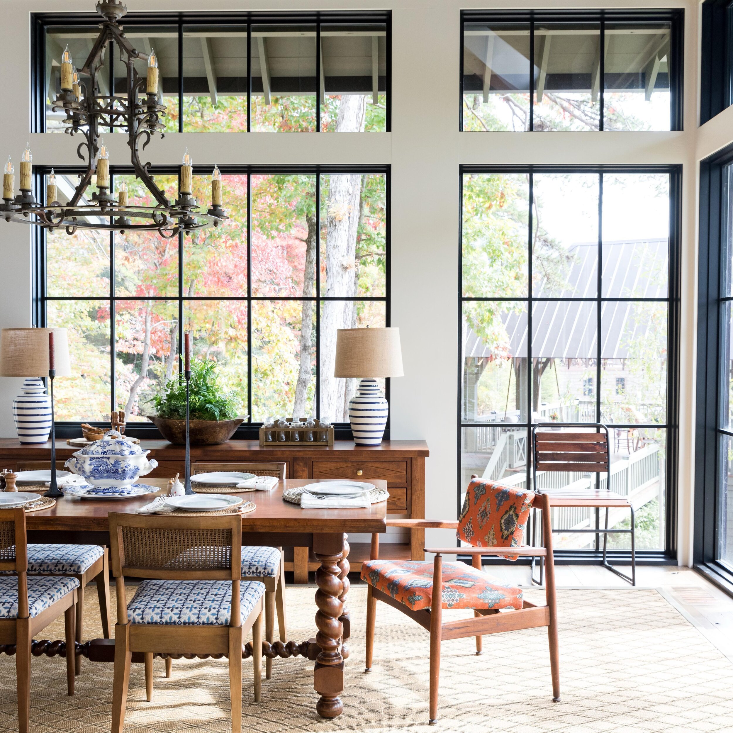 Family dinners with a beautiful view! 
&bull;
&bull;
&bull;
📸 by @lauranegrichilders 
#whitneydurhaminteriors #lakeburton #diningroom #roomwithaview #lakeview #lakehouses