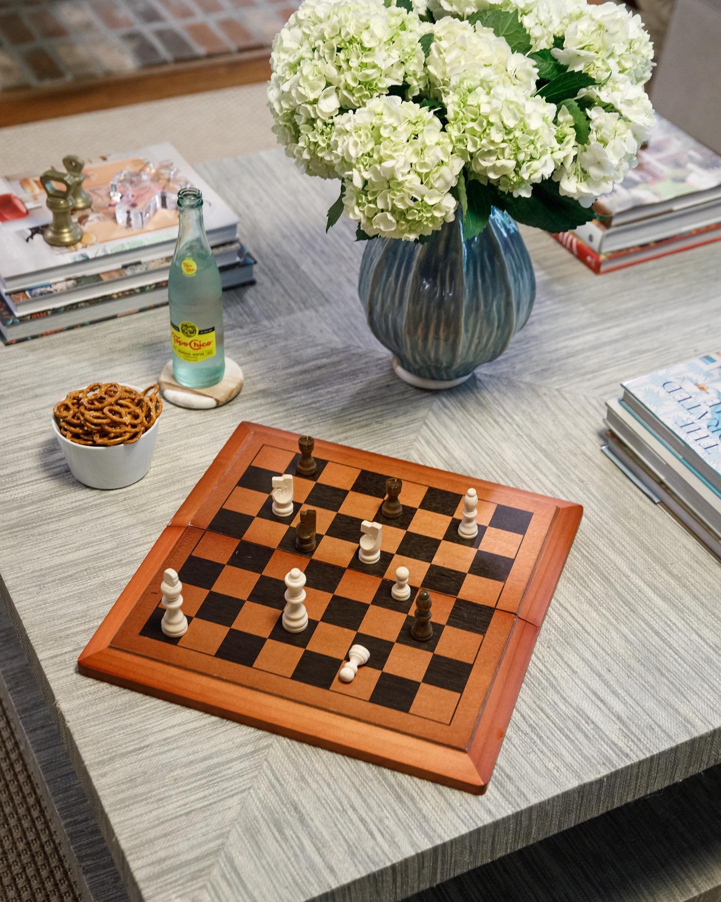 Checkmate! ✔️
&bull;
&bull;
&bull;
📸 by @laurenchambers_interiorsphoto 
#whitneydurhaminteriors #coffeetablestyling #coffeetabledecor #coffeetabledecor #livingroom #familyroom