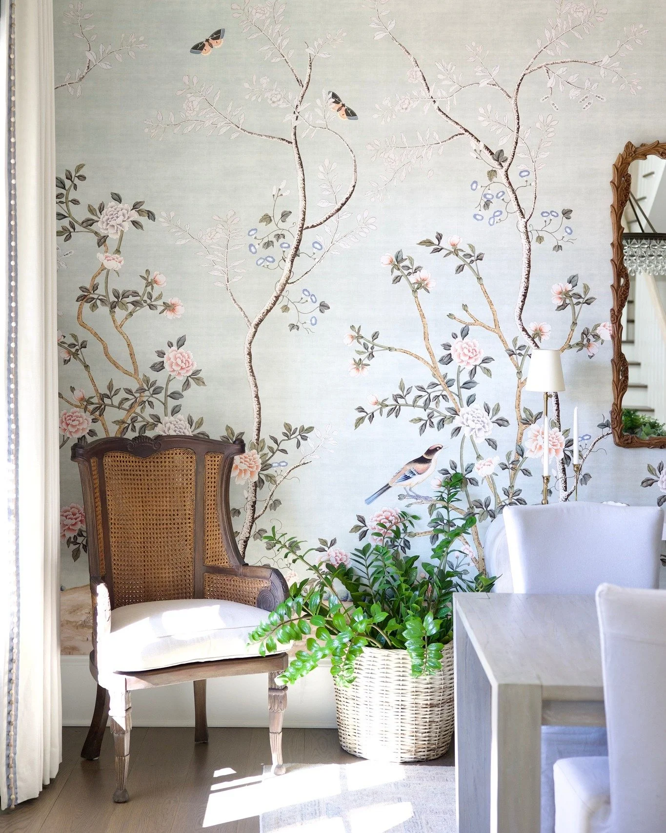 The wonderful wallpaper detailing in this dining room makes for great dinner conversation. 

📸 by @sheilachare
&bull;
&bull;
&bull;
&bull;
#whitneydurhaminteriors #atlantainteriors #atlantainteriordesigner #edesign #edesigner #interiordesign #interi