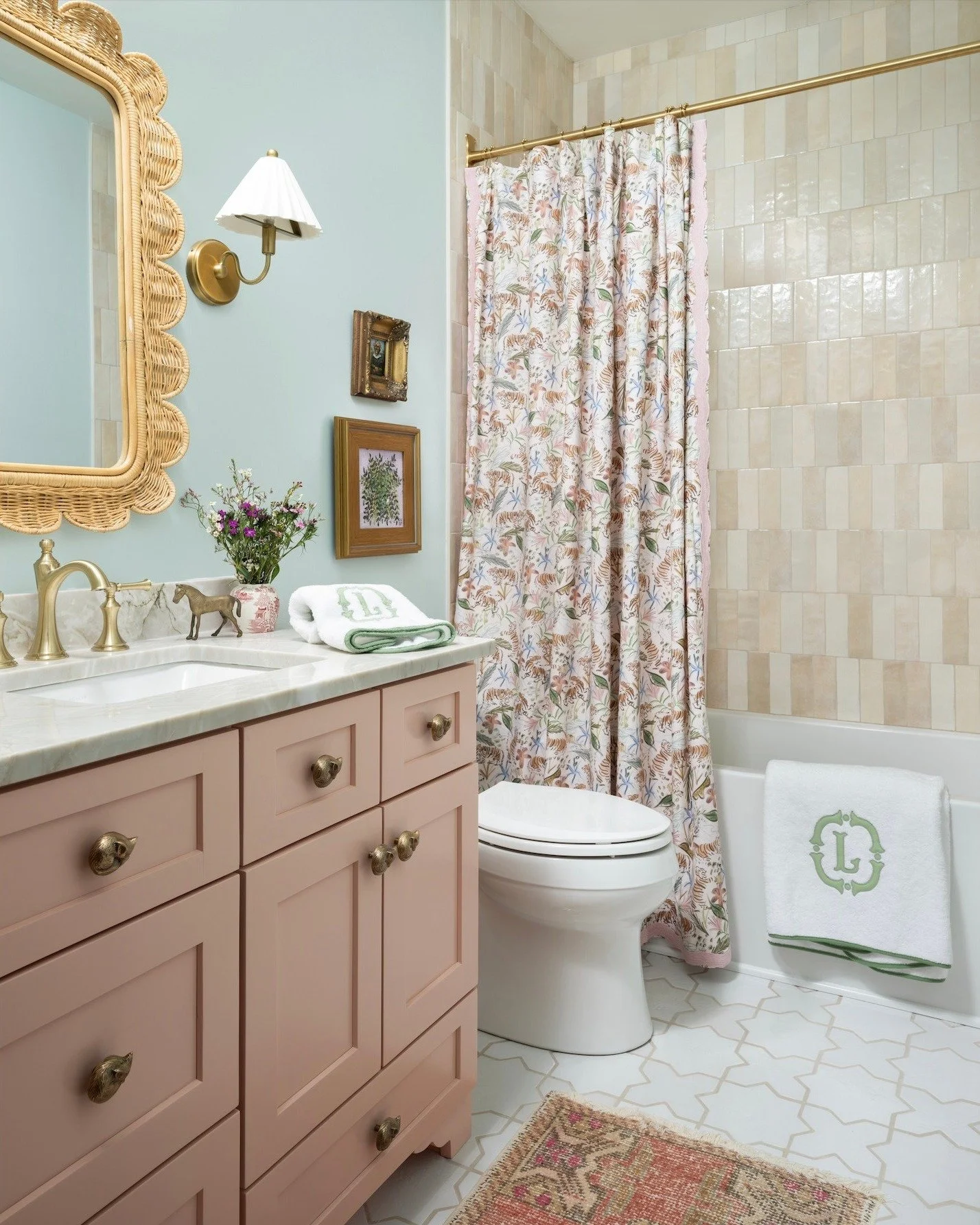 Pretty in pink.

📸  by @laurenchambers_interiorsphoto

&bull;
&bull;
&bull;
&bull;
#whitneydurhaminteriors #atlantainteriors #atlantainteriordesigner #edesign #edesigner #interiordesign #interiors #instadesign #interiorstyle #residentialdesign #geor