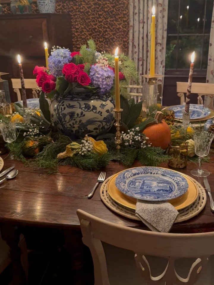 Hope you all had a wonderful Thanksgiving! Here&rsquo;s a few more views of our own Thanksgiving tablescape.🦃&hearts;️🍂 
&bull;
&bull;
&bull;
#whitneydurhaminteriors #tablescapes #tablescapestyling #tablescape #thanksgiving #gratefulheart❤️