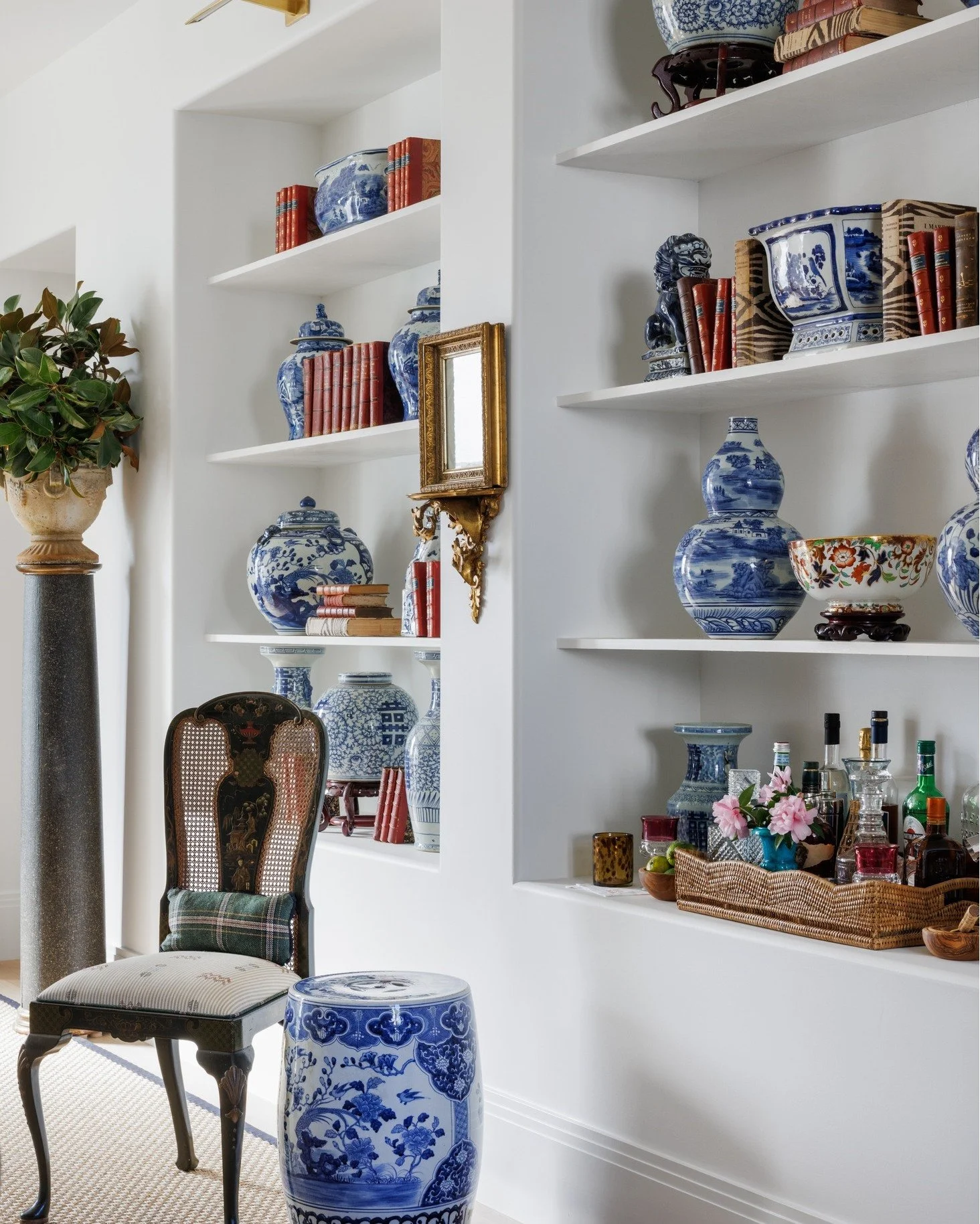 Who says a bookcase is just for books?

📸 by @laurenchambers_interiorsphoto

&bull;
&bull;
&bull;
&bull;
#whitneydurhaminteriors #atlantainteriors#atlantainteriordesigner #edesign #edesigner #interiordesign #interiors #instadesign #interiorstyle #re