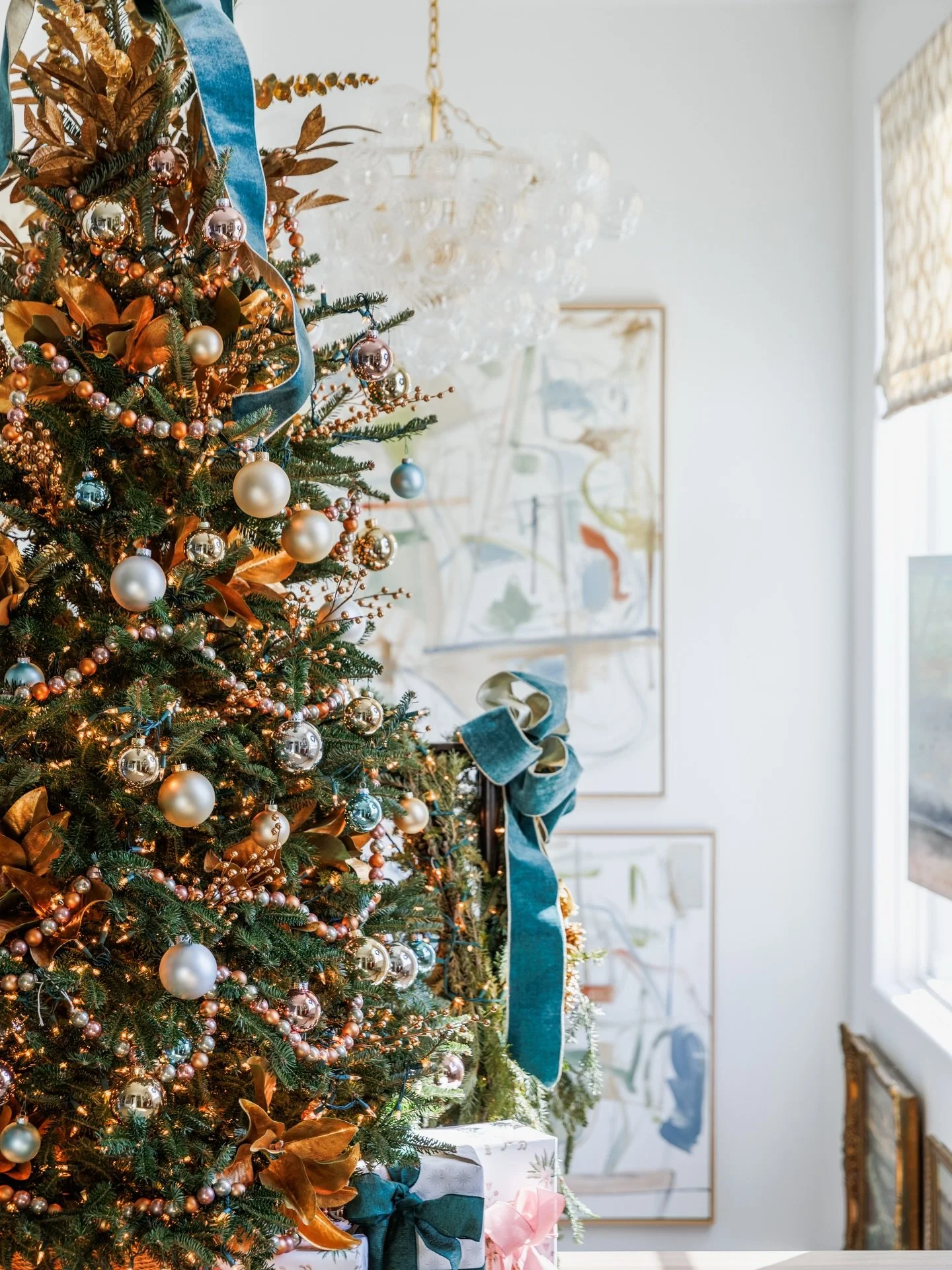 I knew the moment I saw this space the top of the stairs was the perfect spot for a tree!

Swipe to see the stairwell and beautiful gallery going up.

📸 by @laurenchambers_interiorsphoto
&bull;
&bull;
&bull;
&bull;
#whitneydurhaminteriors #atlantain