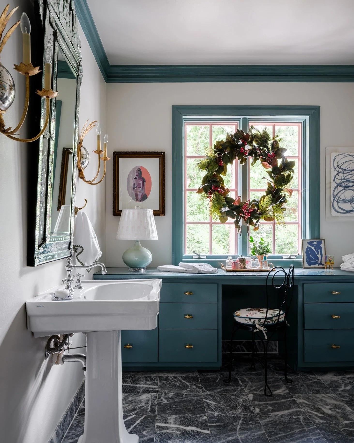 A splash of holiday cheer making this a festive retreat. 

📸 by @laurenchambers_interiorsphoto 
&bull;
&bull;
&bull;
&bull;
#whitneydurhaminteriors #atlantainteriors #atlantainteriordesigner #edesign #edesigner #interiordesign #interiors #instadesig