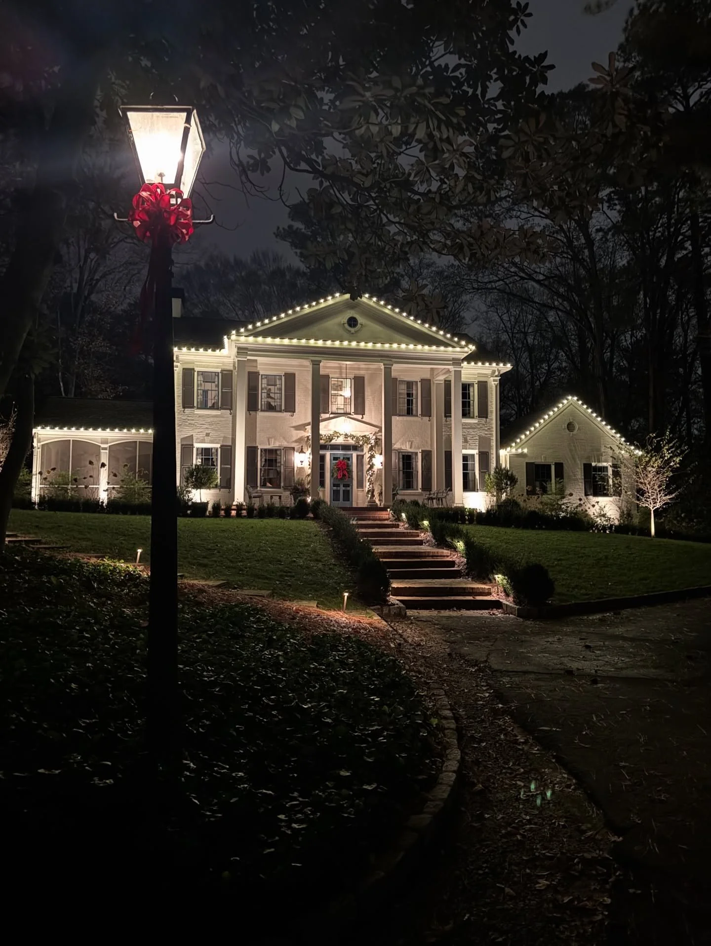 Our house shines bright with holiday spirit.
🎅🎄🤶
&bull;
&bull;
&bull;
&bull;
#whitneydurhaminteriors #atlantainteriors #atlantainteriordesigner #edesign #edesigner interiordesign interiors instadesign interiorstyle atlantainteriordesign atlinterio