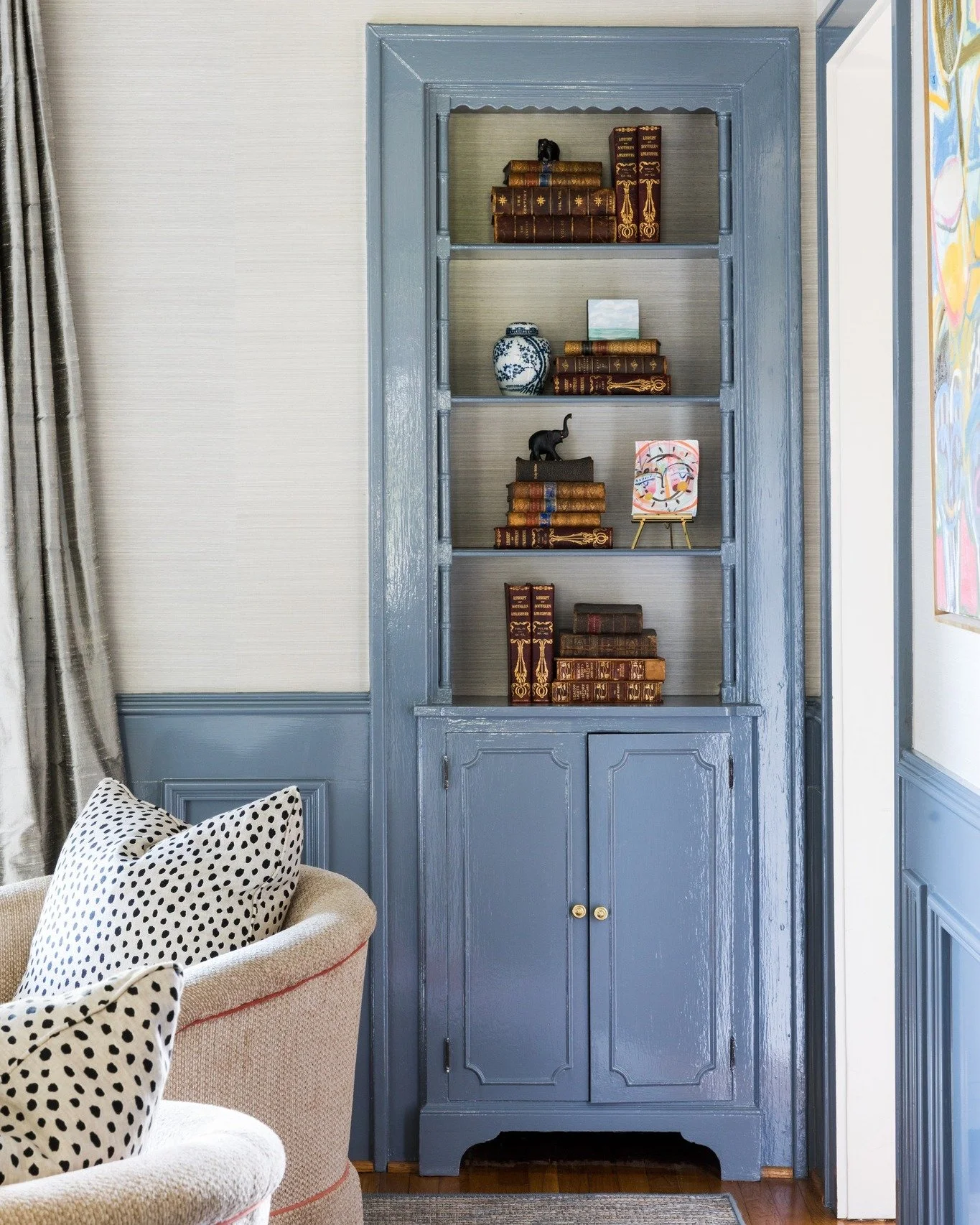 Built-ins with character? Yes, please! 

📸 by @lauranegrichilders
&bull;
&bull;
&bull;
&bull;
#whitneydurhaminteriors #atlantainteriors #atlantainteriordesigner #edesign #edesigner #interiordesign #interiors #instadesign #interiorstyle #atlantainter