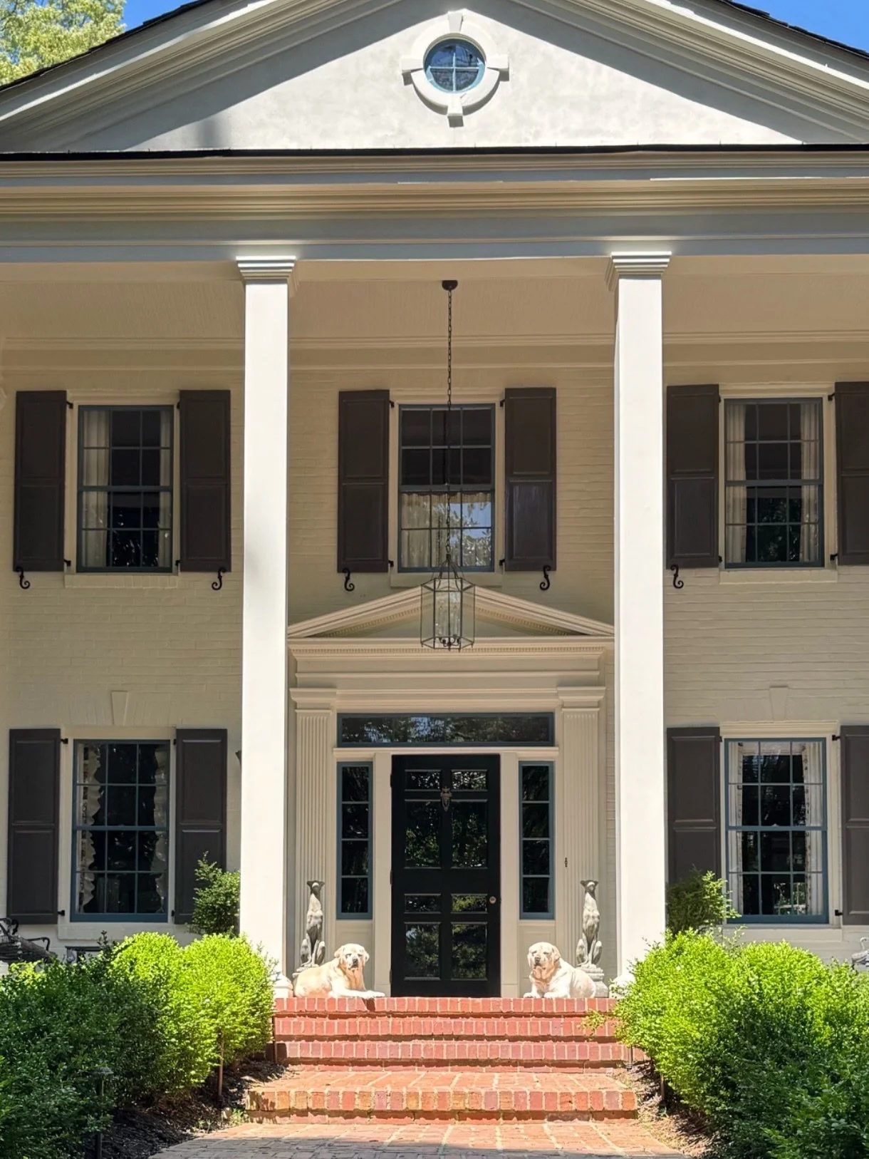 Who needs a doorbell when you&rsquo;ve got built-in greeters this cute?
&bull;
&bull;
&bull;
&bull;
#whitneydurhaminteriors #atlantainteriors #atlantainteriordesigner #edesign #interiordesign