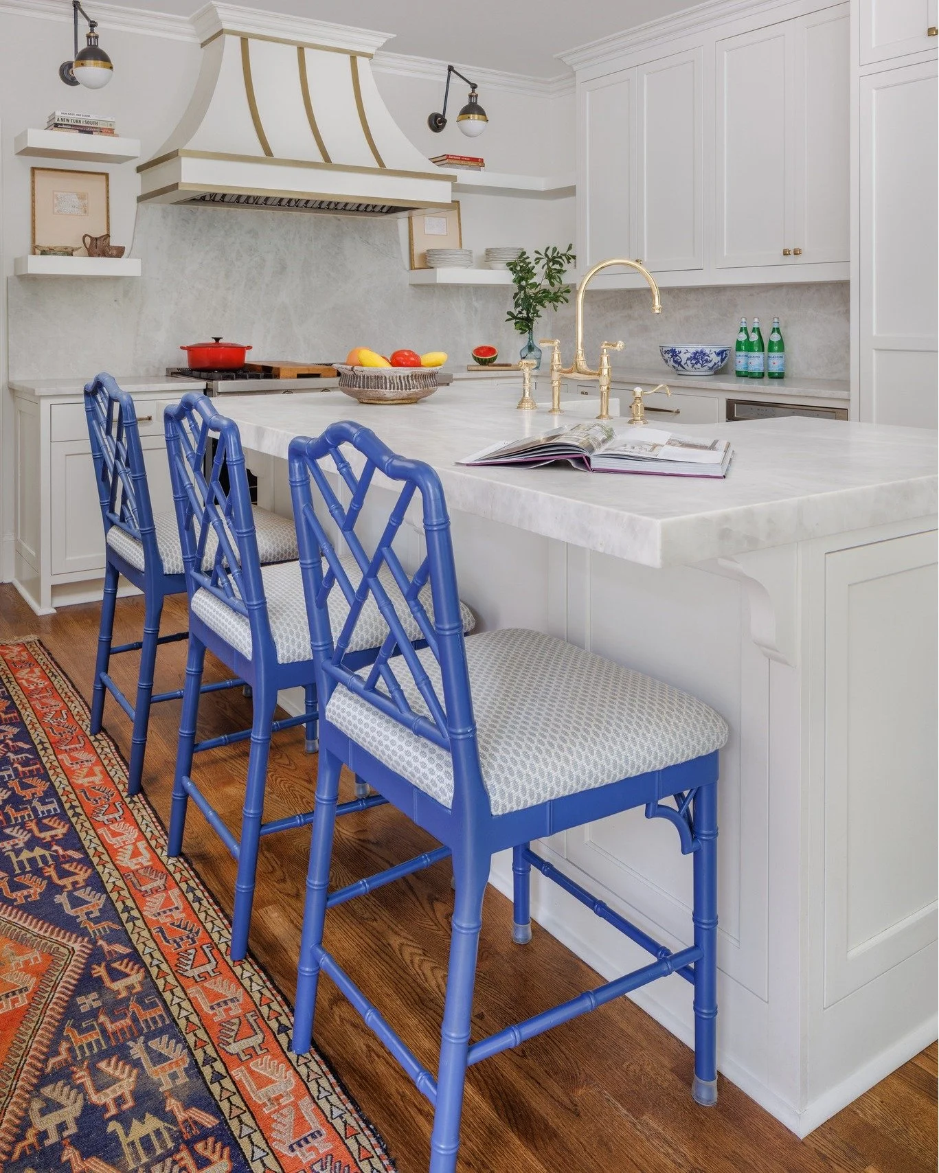 Ready for weekend brunch in this charming light-filled kitchen.
☕️🥐

📸 by @laurenchambers_interiorsphoto 
&bull;
&bull;
&bull;
&bull;
#whitneydurhaminteriors #atlantainteriors #atlantainteriordesigner #edesign #edesigner #interiordesign #interiors 