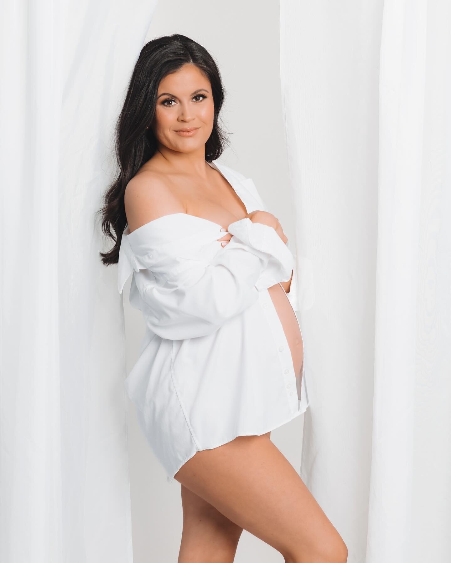 A GLOWING mama to be ✨🤍 @oliviamaddoxgriffith you are STUNNING! 
&bull;
Hair &amp; Makeup by @hmbyasianicole 
&bull;
Fill out the inquiry form on my website to book your studio maternity photoshoot 💌