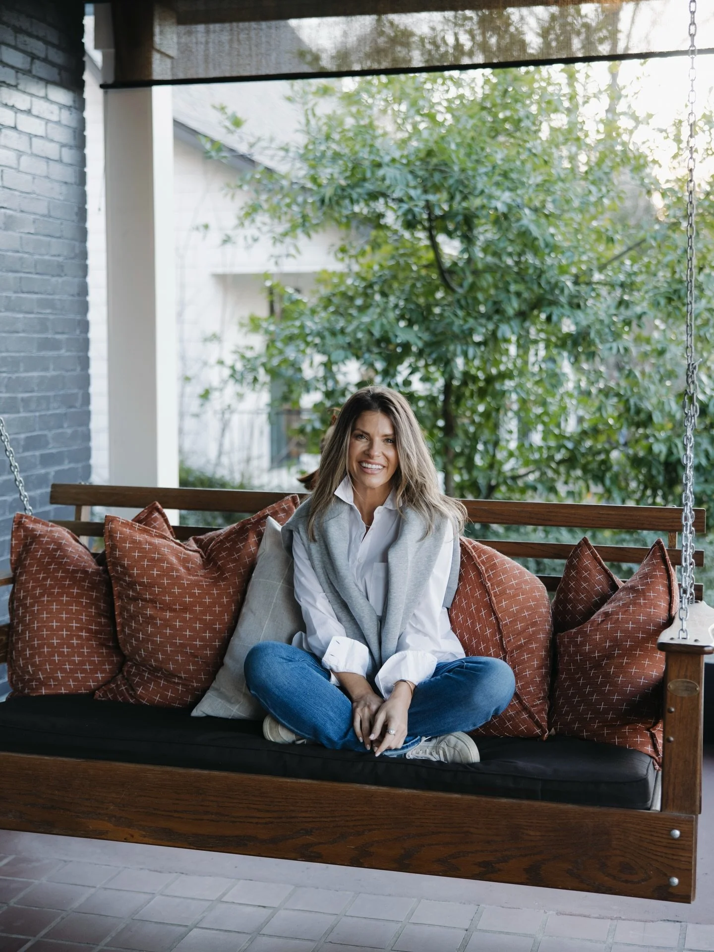 @honestly_laural&rsquo;s new website is live &amp; I am honored to have my work featured! These were captured in her BEAUTIFUL home, can you believe that?! What a dream! 

Swipe to see my photos/videos live on her site 💌