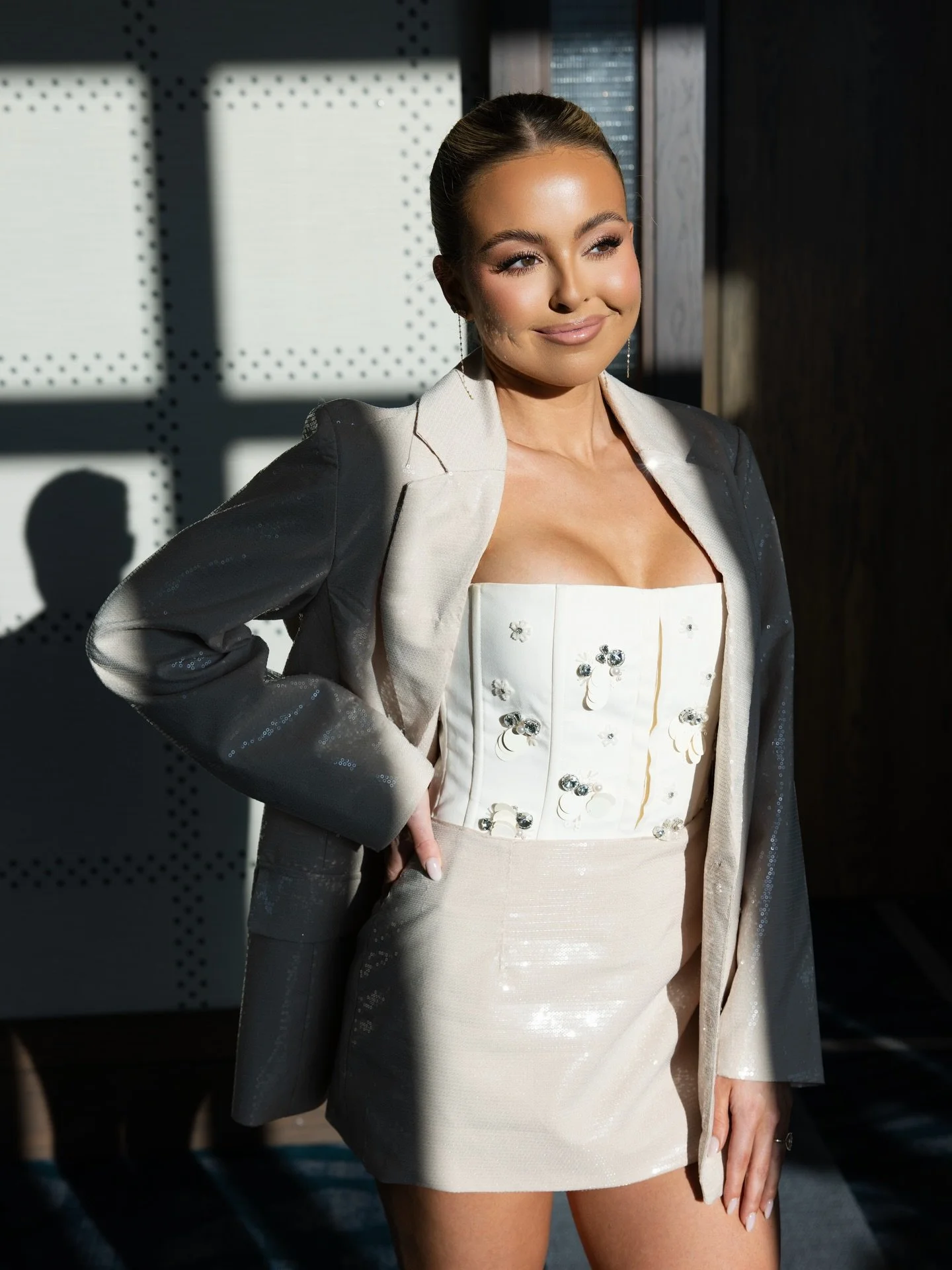 Post makeup masterclass impromtu photoshoot with @makeupbymckenna__ 🤭✨

Hair by @hmbycait