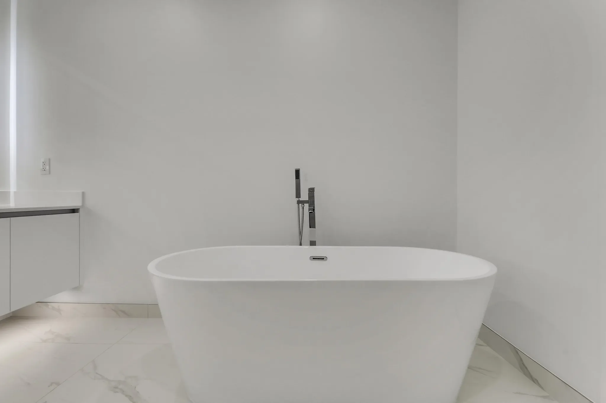 tub and faucet.webp