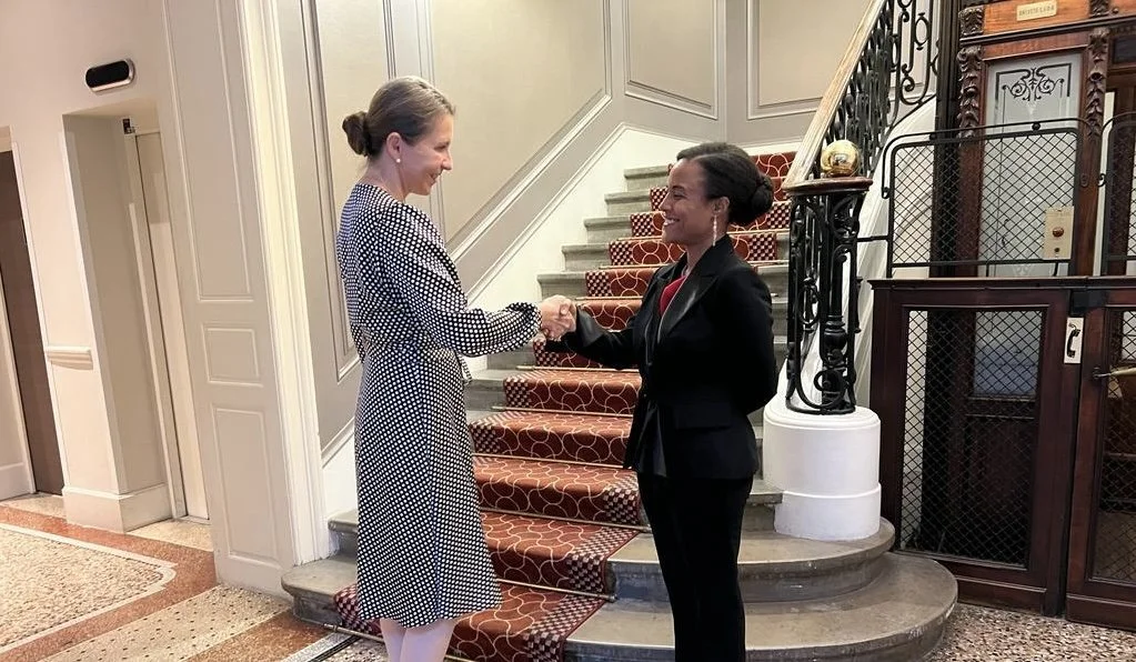 "Excellence : Etiquette professionnelle" Pour aligner votre comportement avec votre environnement professionnel. Posture, image, communication non verbale.