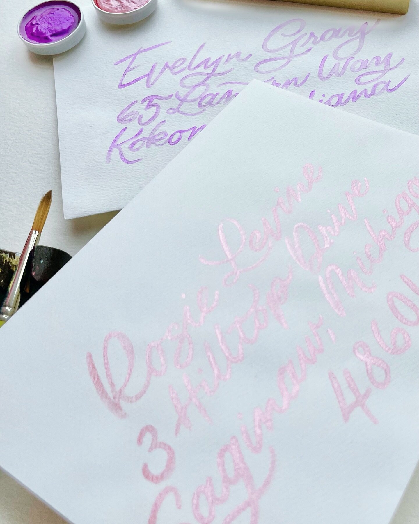 💌 Hand-painted envelopes bringing a personal touch to every invite. 💕
✨
✨ Fictitious names and address are always used for social media posts ✨
✨
#gertiescalligraphy #Calligrapher #weddingcalligrapher #eventcalligraphy #EnvelopeArt #HandPaintedEnve