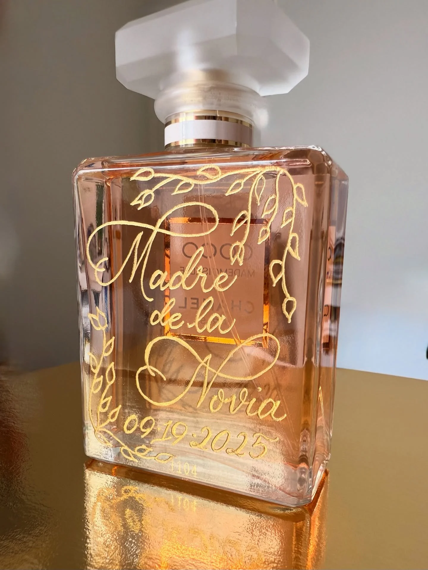 ✨ A fragrance is a beautiful gift, but an engraved fragrance becomes unforgettable. These personalized bottles will last long after the wedding day. 💍✨
Custom engraving turns everyday luxury into something deeply meaningful. Who would you gift one t