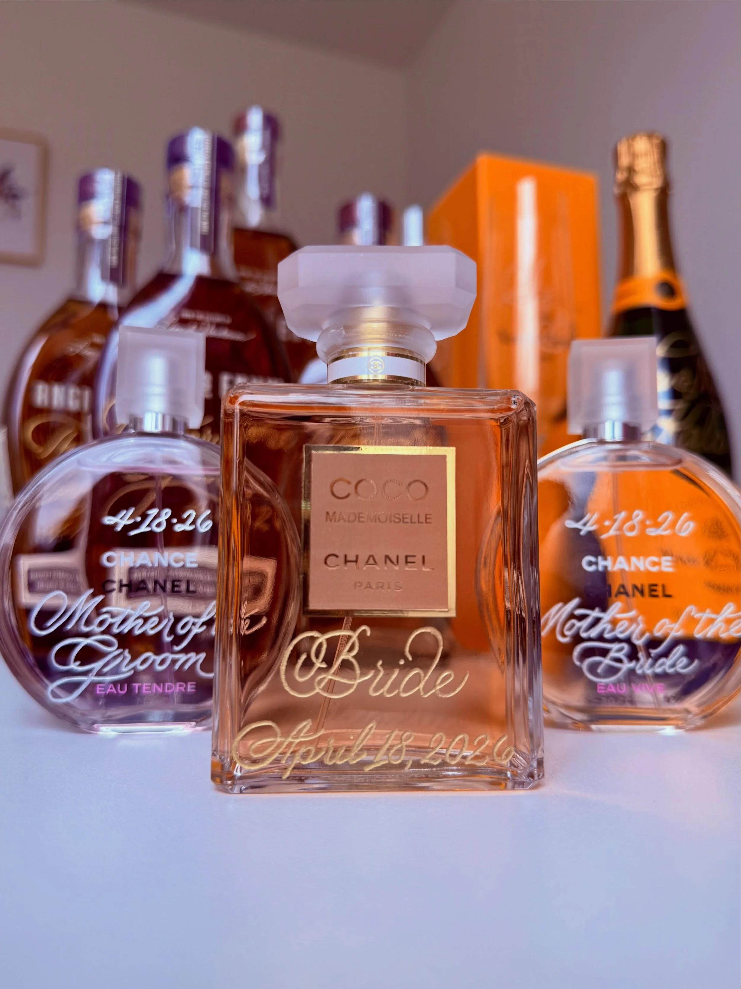 ✨Perfume for the bride&rsquo;s gifts and bourbon for the groom&rsquo;s gifts. And for the happy couple? Well, champagne and matching champagne flutes of course! 🍾🥂 

This suite of hand engraved gifts is everything! Personal, beautiful and something