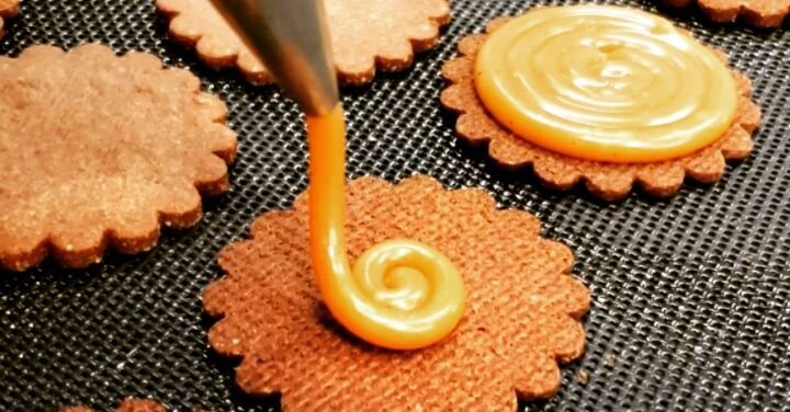 Maple caramel sable cookies
#caramel #cookies  #pastrychefsofinstagram #maple #petitsfours #yummy