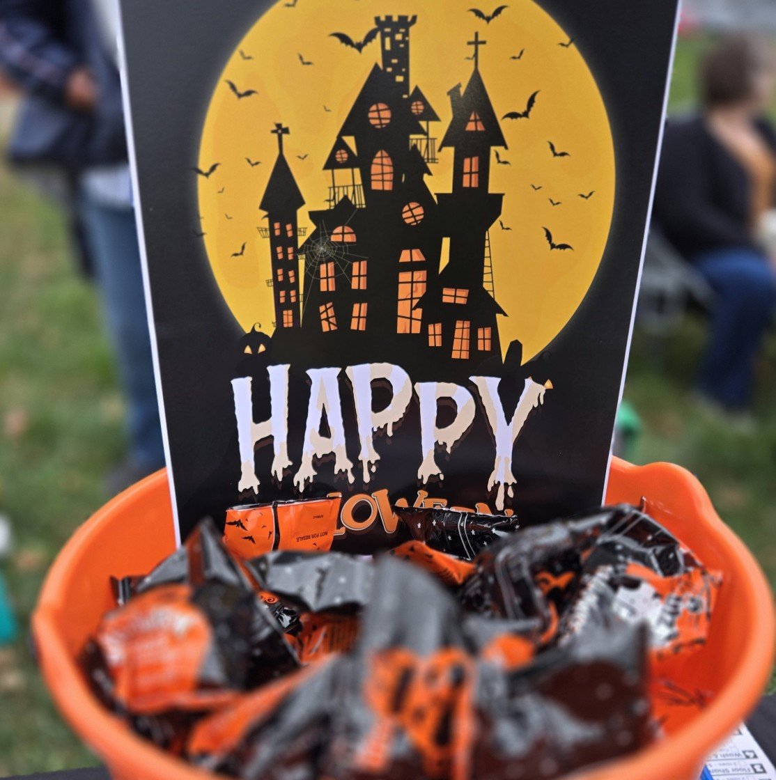 Yesterday we had so much fun at Robertsville Elementary School for their Trunk or Treat event!

Special S/O to Missouri Dept. of Conservation  for the photo op 🤣

Deanautocleaning.com