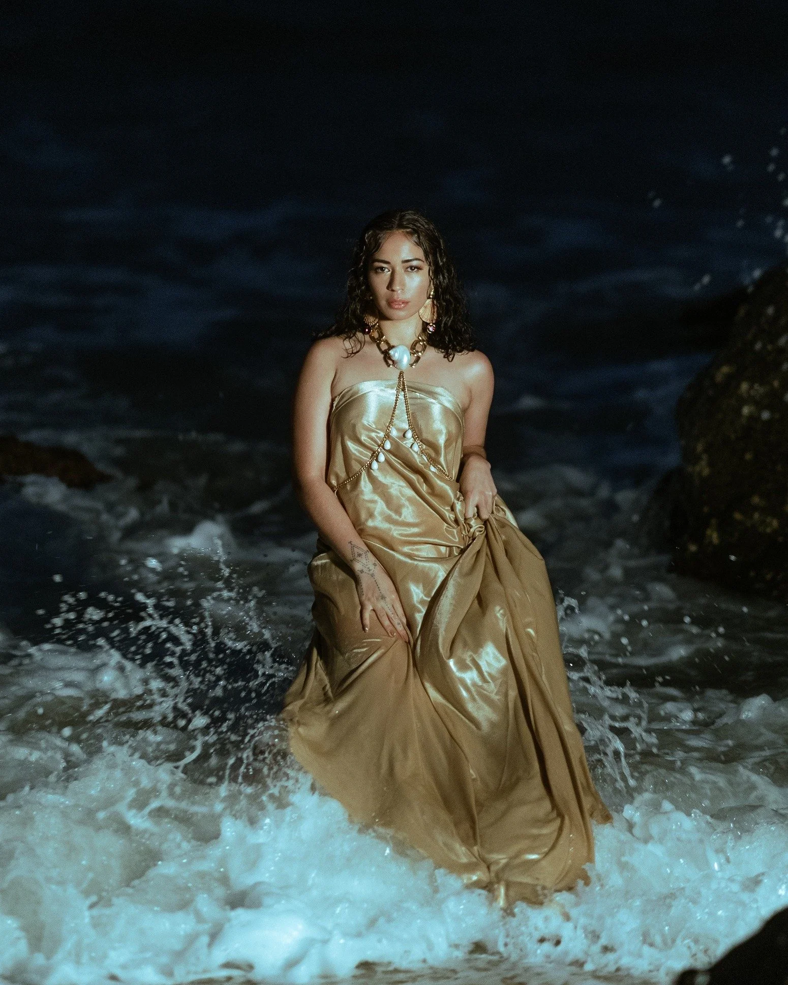 &quot;𝚓𝚘𝚞𝚛𝚗𝚎𝚢 𝚊𝚜 𝚍𝚎𝚎𝚙 𝚊𝚜 𝚝𝚑𝚎 𝚘𝚌𝚎𝚊𝚗, 𝚕𝚎𝚍 𝚋𝚢 𝚒𝚗𝚟𝚒𝚜𝚒𝚋𝚕𝚎 𝚏𝚘𝚛𝚌𝚎, 𝚠𝚘𝚛𝚔𝚎𝚍 𝚘𝚞𝚝 𝚒𝚖𝚙𝚘𝚜𝚜𝚒𝚋𝚕𝚎 𝚙𝚊𝚝𝚑𝚠𝚊𝚢𝚜, 𝚎𝚖𝚋𝚘𝚍𝚢 𝚝𝚑𝚎 𝚖𝚢𝚜𝚝𝚎𝚛𝚒𝚎𝚜 𝚘𝚏 𝚘𝚕𝚍&quot; 
𝚕𝚘𝚞'𝚊𝚗𝚊, 𝚊𝚙𝚑𝚛𝚘𝚍𝚒𝚝