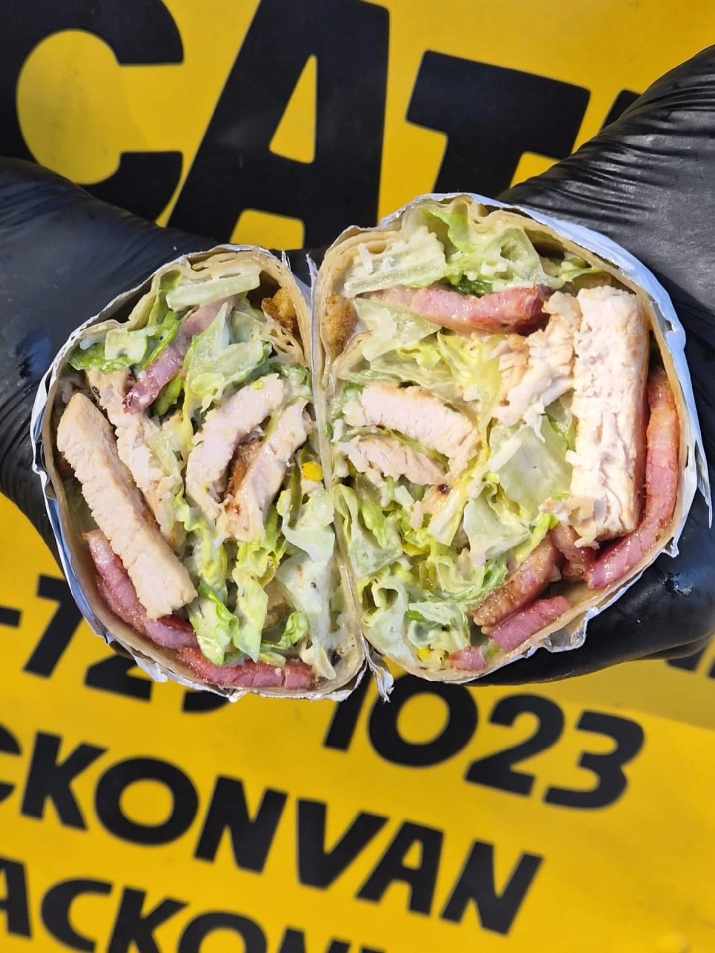 When a Caesar salad hit the gym, smoked some Crackin&rsquo; bacon, and started flirting with jalape&ntilde;os&hellip; this wrap was born.
Introducing the Crackin&rsquo; Caesar 💥🌯
Crisp romaine, juicy chicken, parmesan, candied jalape&ntilde;os (swe